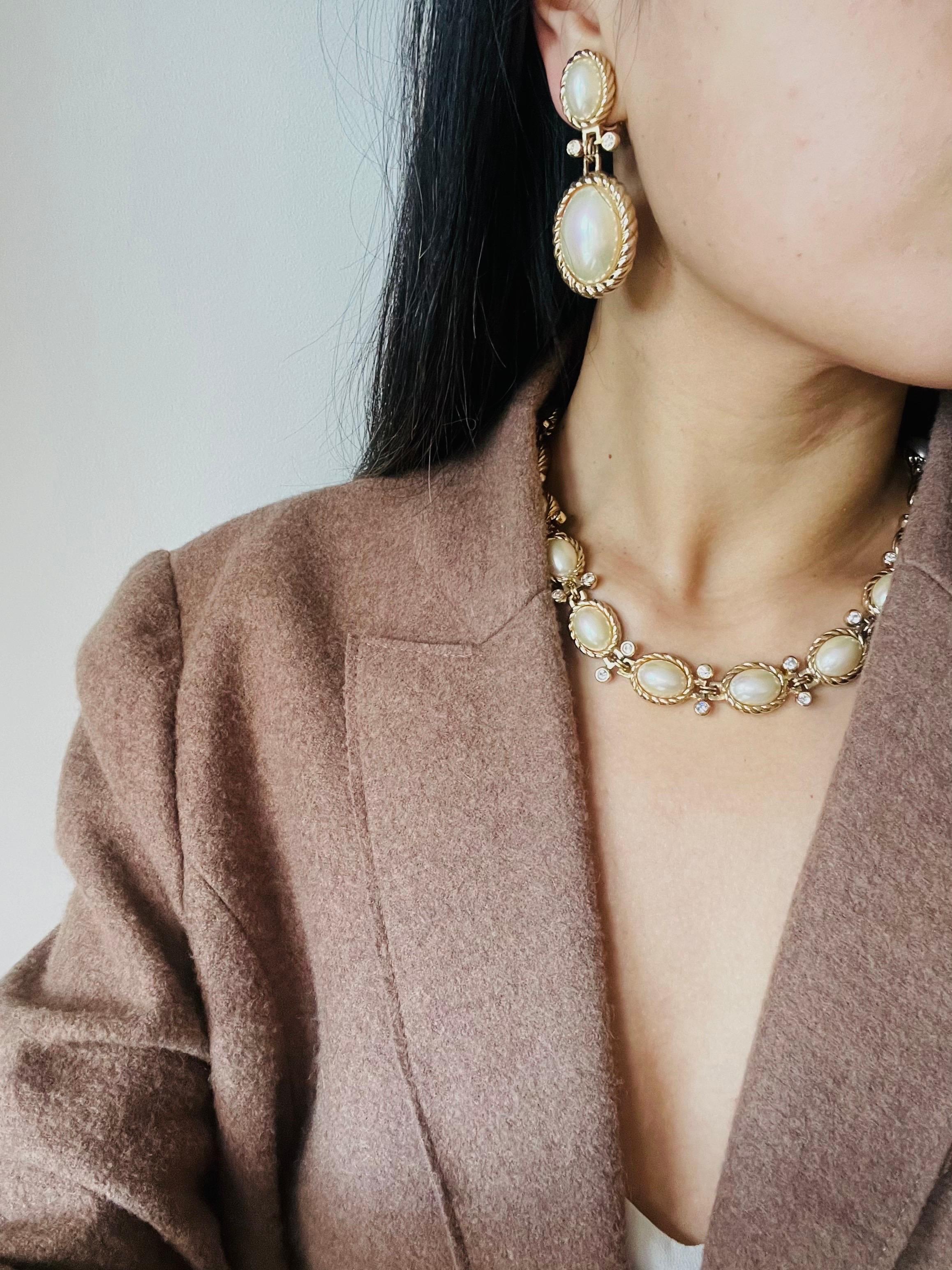 Christian Dior Vintage 1980 Gran Collar Ovalado de Perlas Blancas y Cristales Brillantes en venta 3