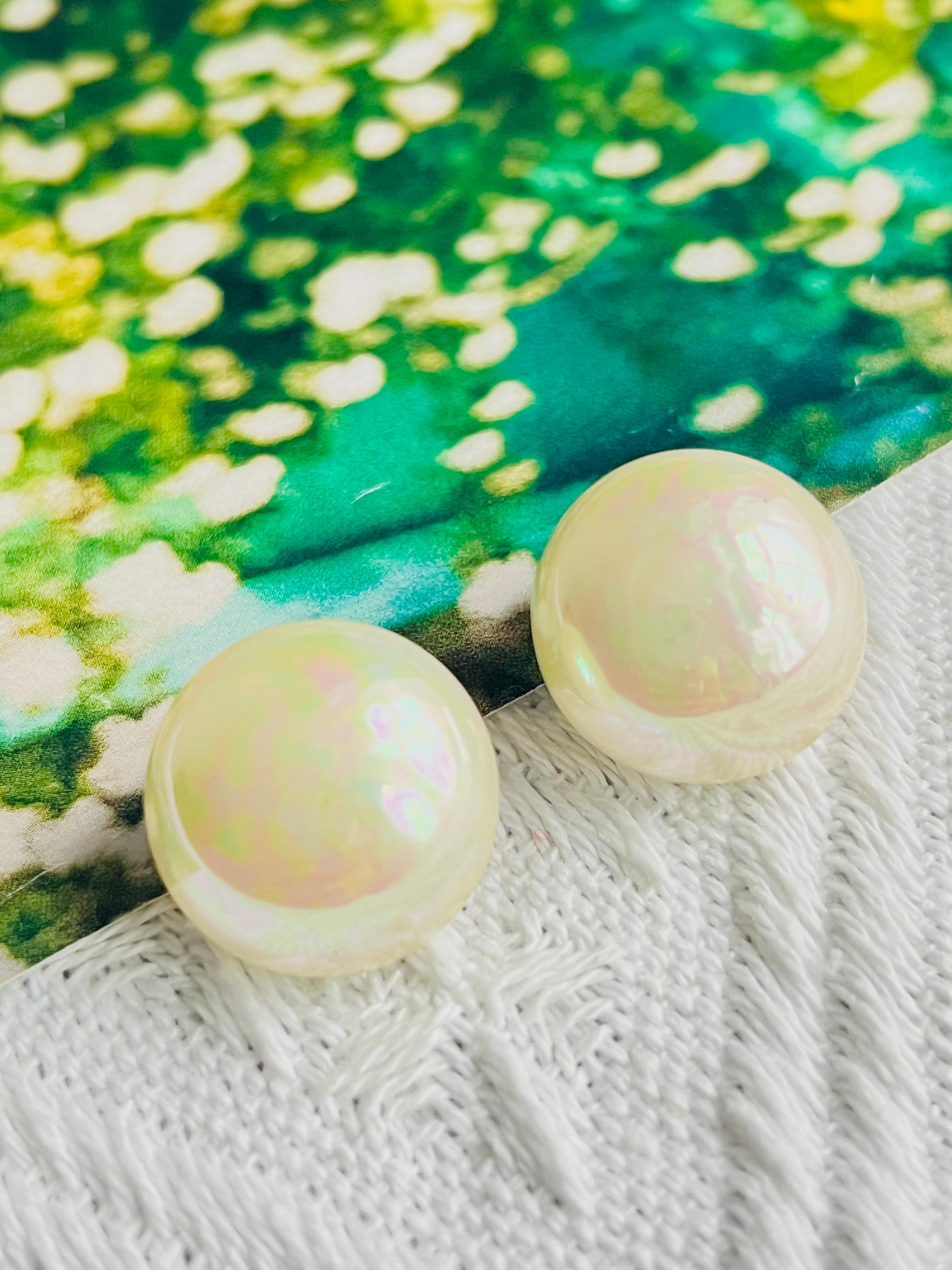 Christian Dior Vintage 1980s Large Round Circle Aurora White Pearl Elegant Clip Earrings, Silver Tone

Very good condition. Faux pearls are perfect, only some scratches or colour loss at back of silver metal. 

A very beautiful pair of clip on