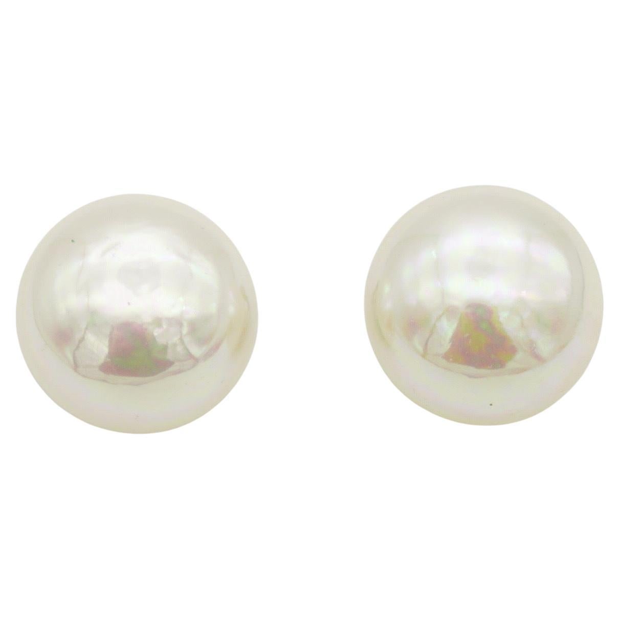 Christian Dior Vintage 1980s Large Round Circle Aurora White Pearl Elegant Clip Earrings, Silver Tone

Very good condition. Faux pearls are perfect, only some scratches or colour loss at back of silver metal. 

A very beautiful pair of clip on