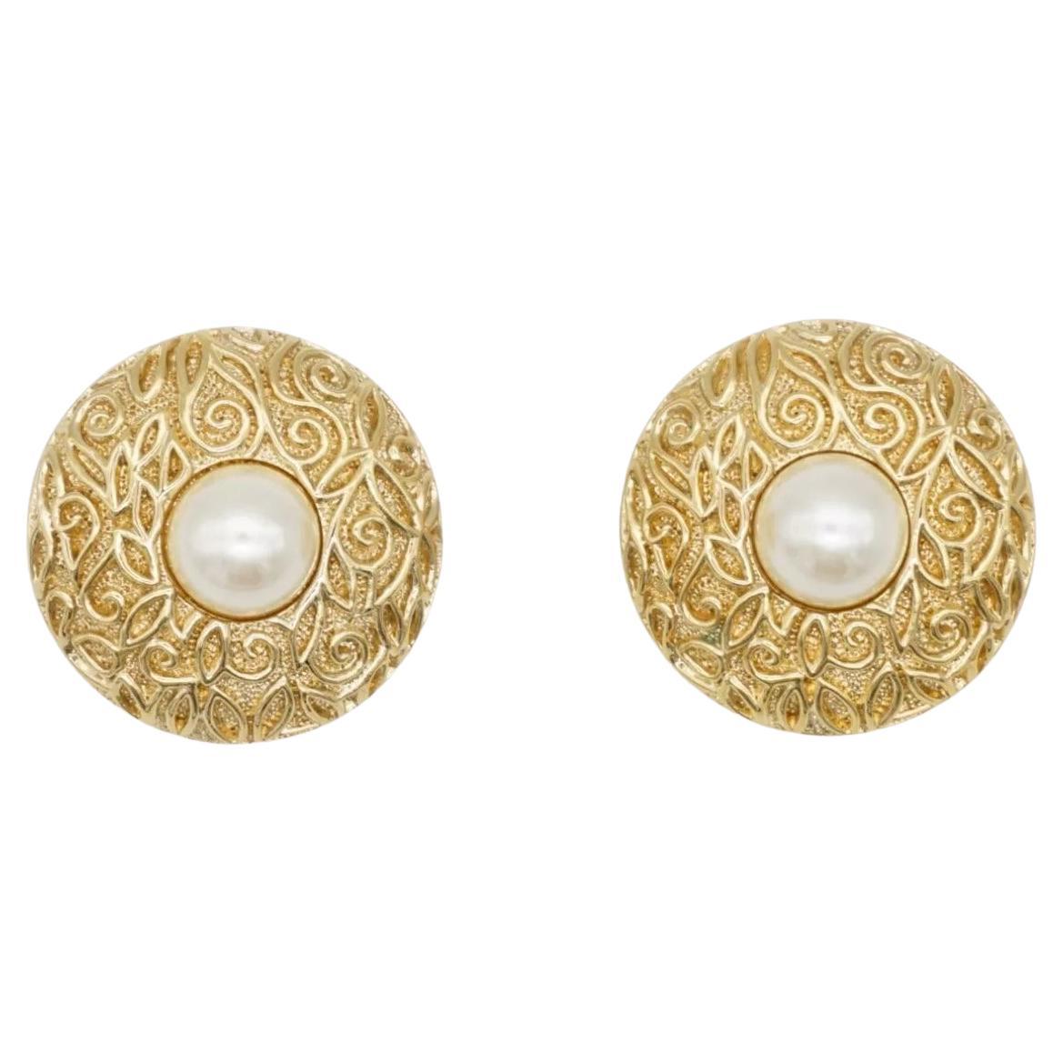 Christian Dior Vintage 1980 Large Round Relief Flower White Pearl Clip Earrings, Gold Tone

Very good condition. 100% Genuine. Vintage and rare to find.

A very beautiful pair of earrings by Chr. DIOR, signed at the back.

Size: 2.7*2.7 cm.

Weight: