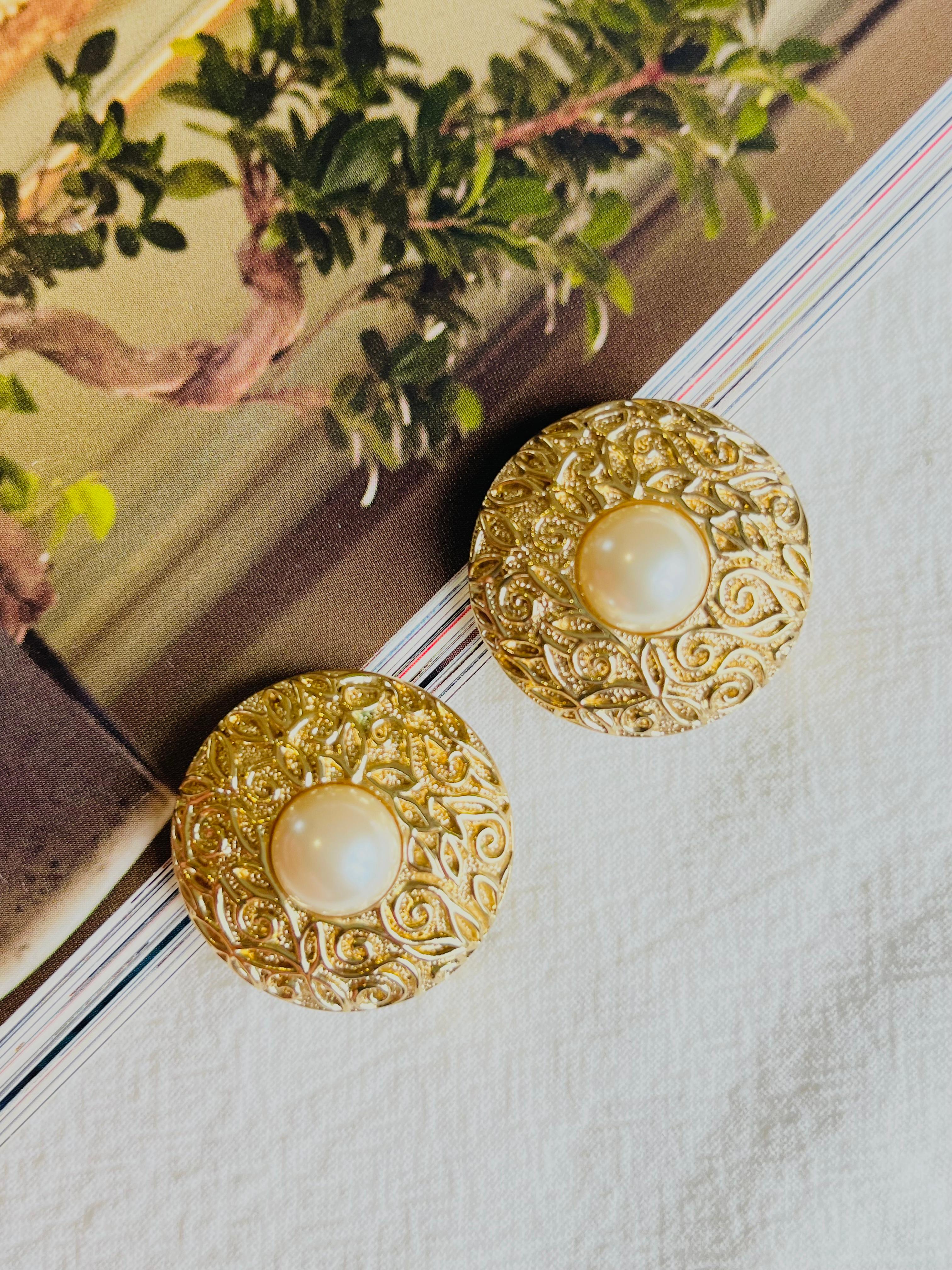 Christian Dior Vintage 1980 Große runde Relief-Blumen-Weißperlen-Ohrclips für Damen oder Herren im Angebot