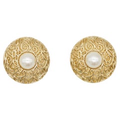 Christian Dior Vintage 1980 Boucles d'oreilles Clips en perles blanches avec fleur ronde en relief