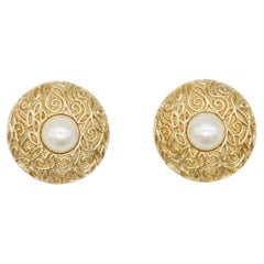 Christian Dior Vintage 1980 Orecchini a clip di perle bianche a fiore rotondo grande in rilievo