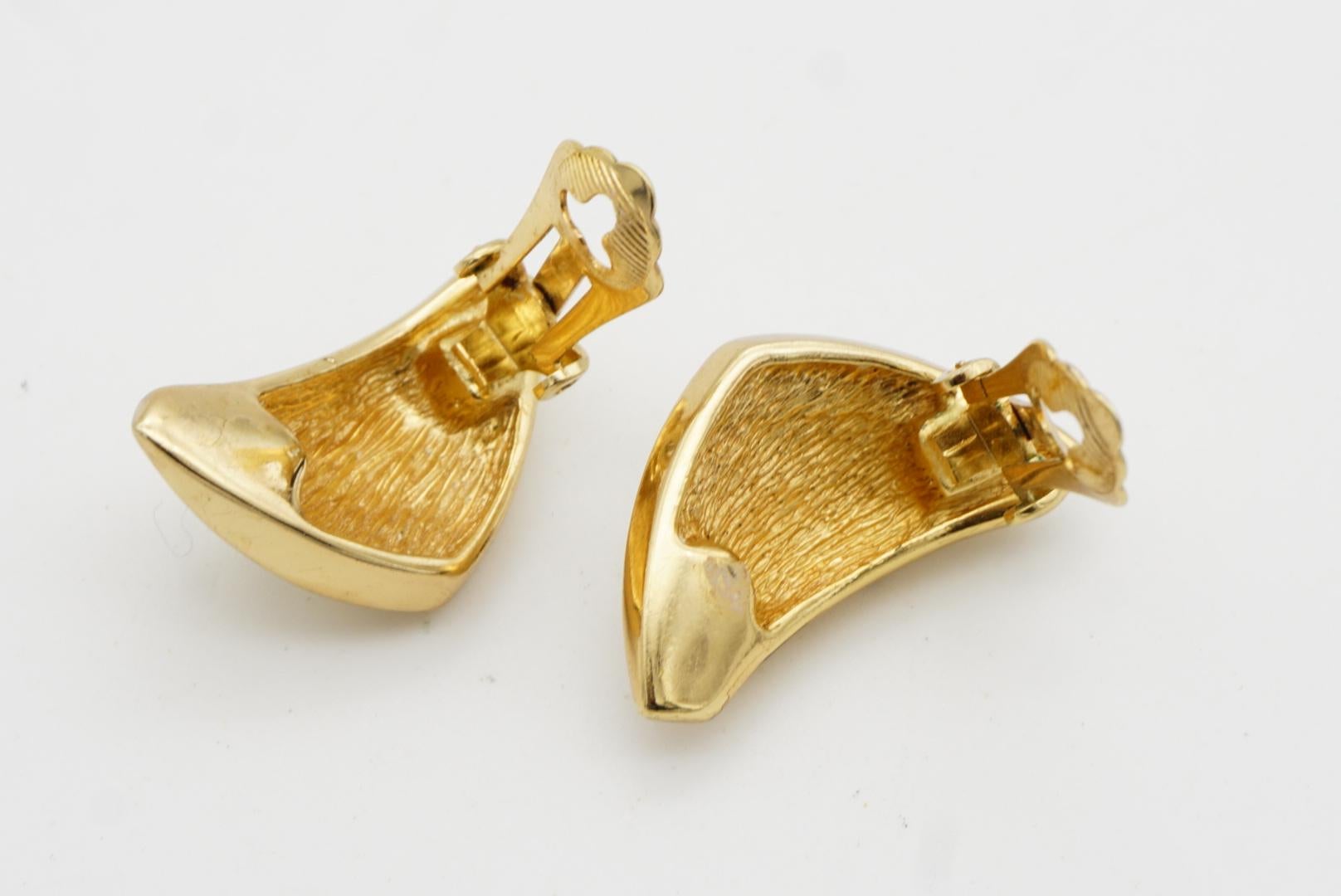 Christian Dior Vintage 1980 Large Triangle Beige Enamel Black Cabochon Earrings For Sale 6