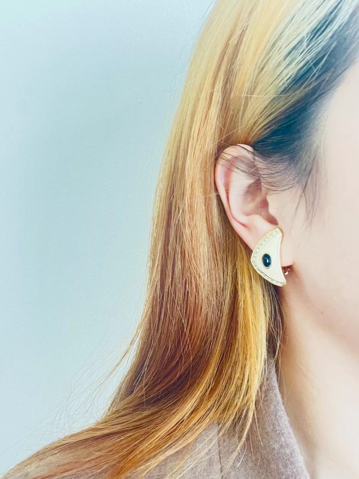 Women's or Men's Christian Dior Vintage 1980 Large Triangle Beige Enamel Black Cabochon Earrings For Sale