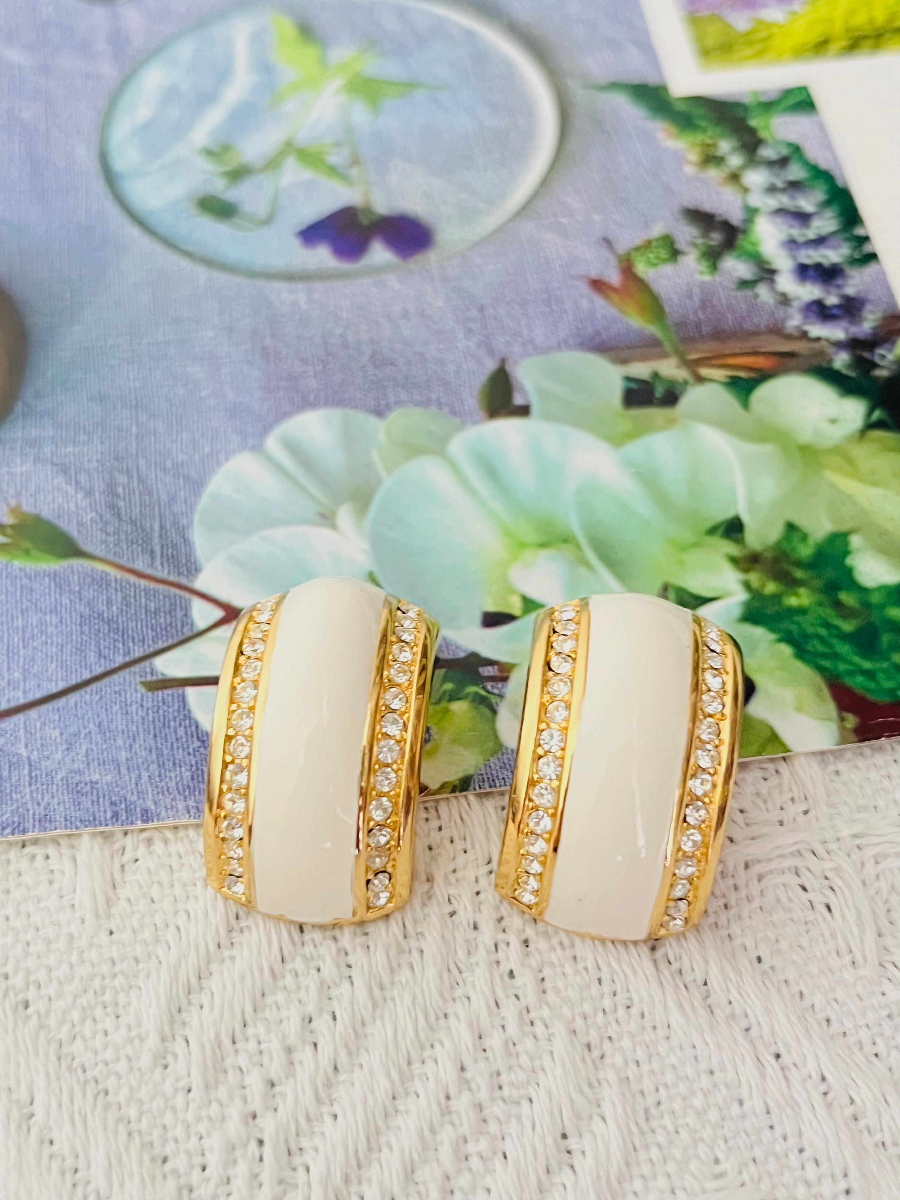 Christian Dior Vintage 1980 Large White Double Row Crystals Dome Dome Half Hoop Chunky Elegant Modernist Clip Earrings, Gold Tone

Very excellent condition. Very new. Very beautiful. 100% genuine. 

A very beautiful pair of clip on earrings by Chr.