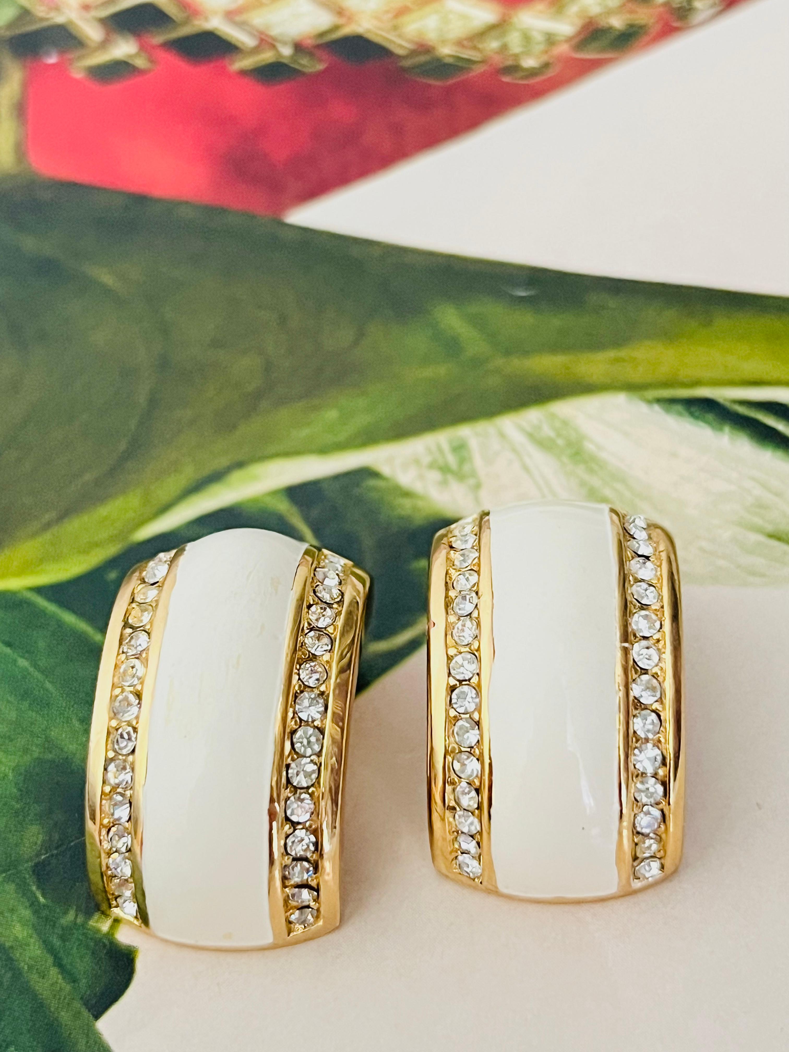 Christian Dior Vintage 1980s Large White Enamel Double Row Crystals Dome Half Hoop Chunky Elegant Modernist Clip Earrings, Gold Tone

Very good condition. Light scratches or colour loss, barely noticeable. Very beautiful. 100% genuine. 

A very