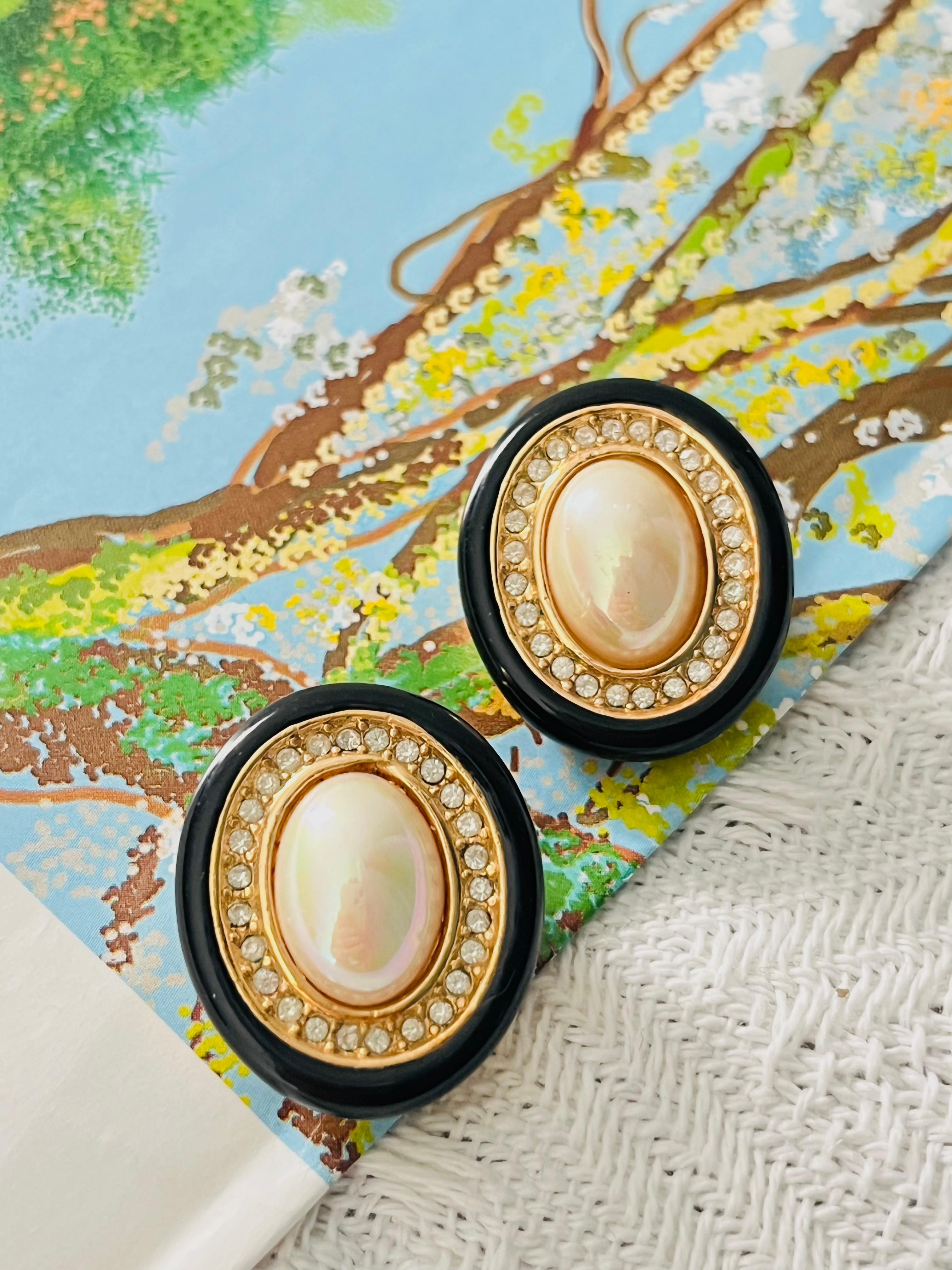 Christian Dior Vintage 1980s Unisex Large White Pearl Crystals Oval Black Enamel Chunky Statement Modernist Elegant Clip Earrings, Gold Tone

Very good condition. Very light scratches or colour loss, barely noticeable. 100% Genuine. 

Vintage and