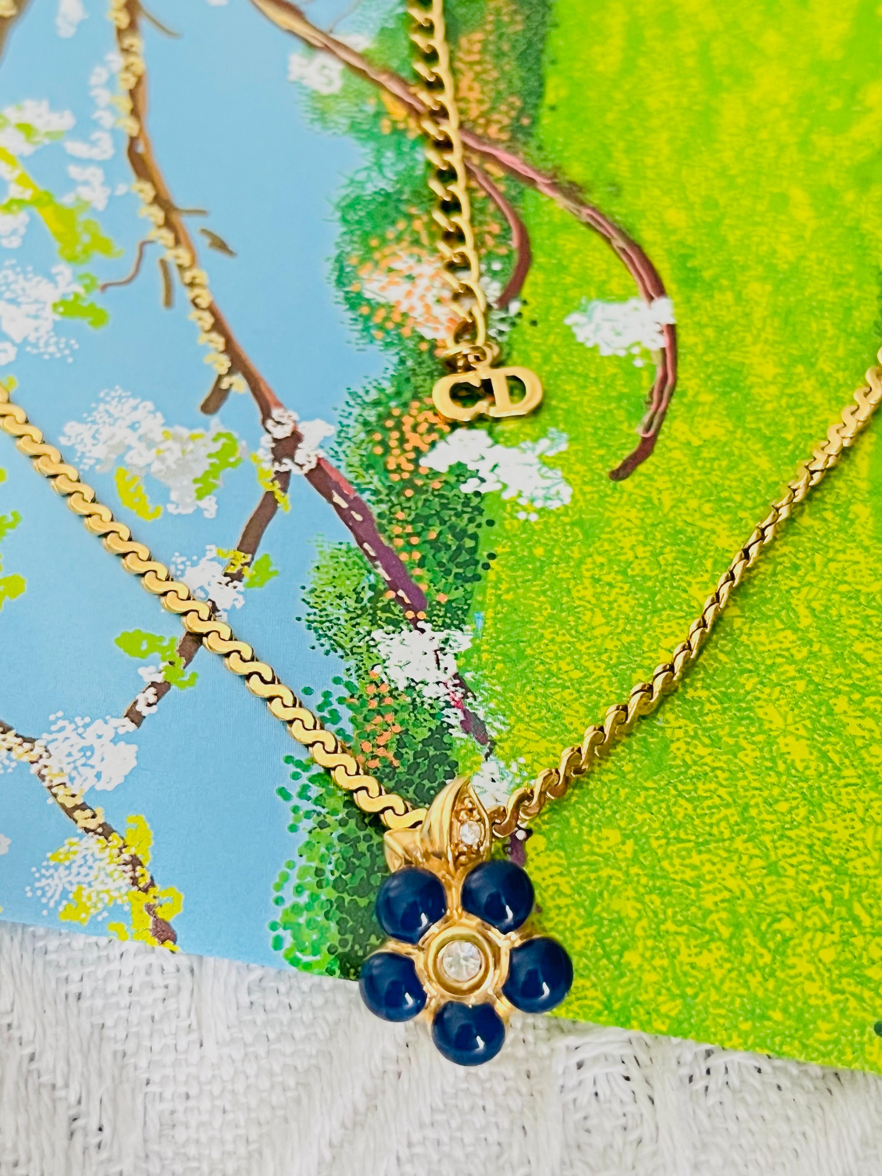 Christian Dior Vintage 1980s Unisex Navy Blue Enamel Cute Flower Leaf Crystals Pendant Necklace, Gold Plated

Very excellent condition. Not any stones lost or colour loss. 100% Genuine. 

Marked 'Chr.Dior (C) '. Rare to find.

Size: 40 cm. Extend