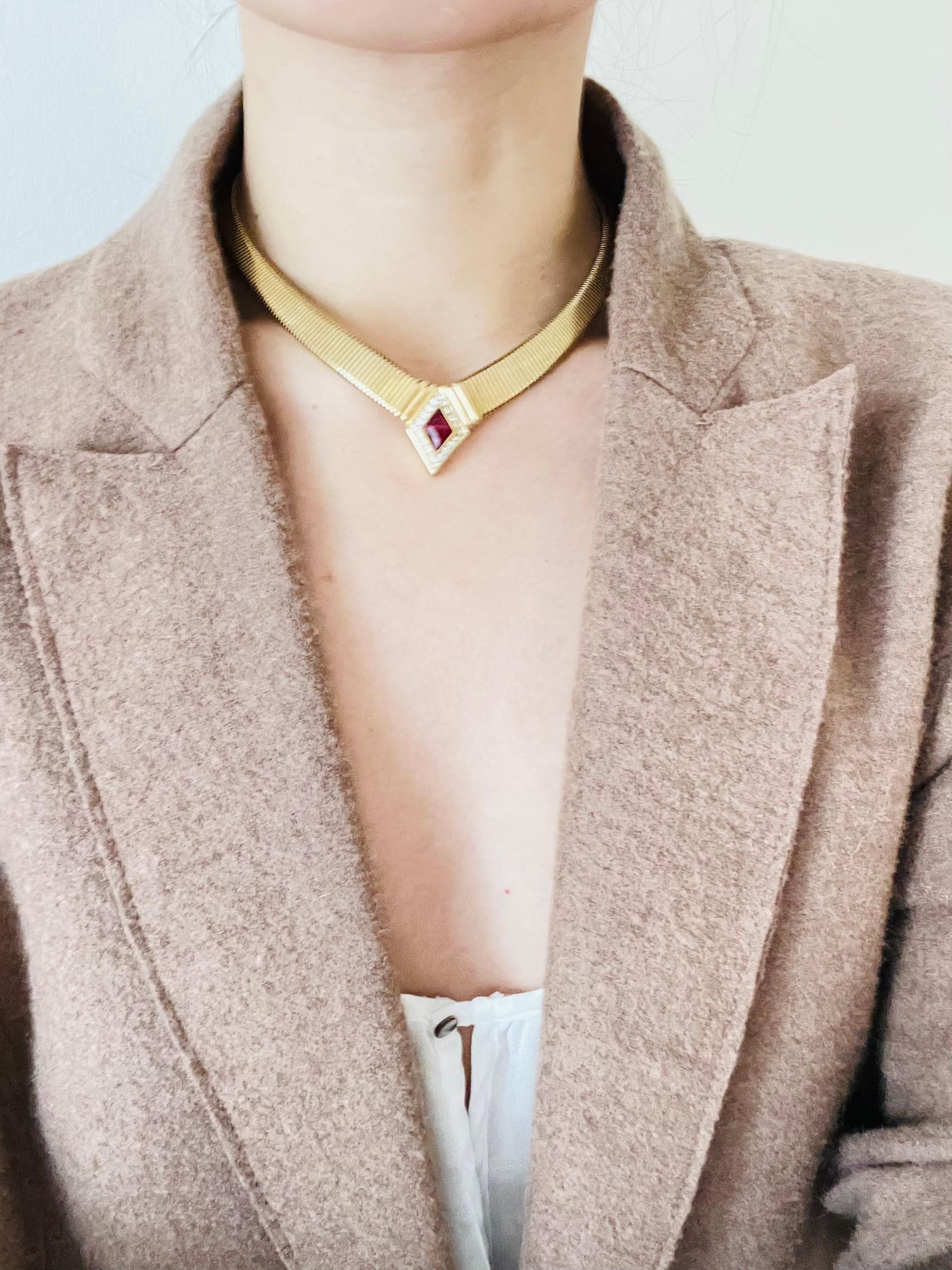 da uomo o donna Christian Dior Vintage 1980 Rubino Gripoix Diamante Cristallo Nastro Collana Omega in vendita