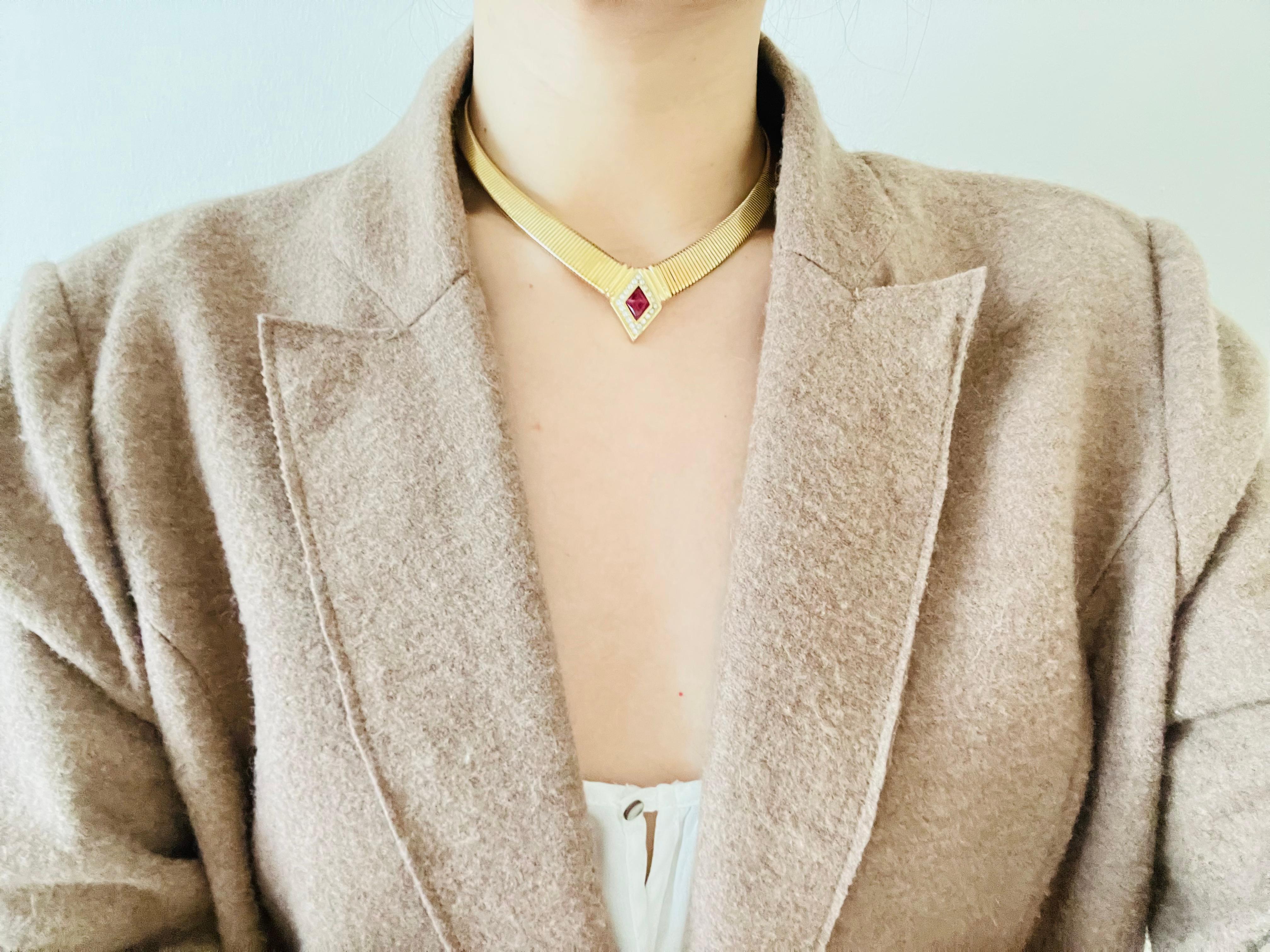 Christian Dior Vintage 1980 Rubino Gripoix Diamante Cristallo Nastro Collana Omega in vendita 1