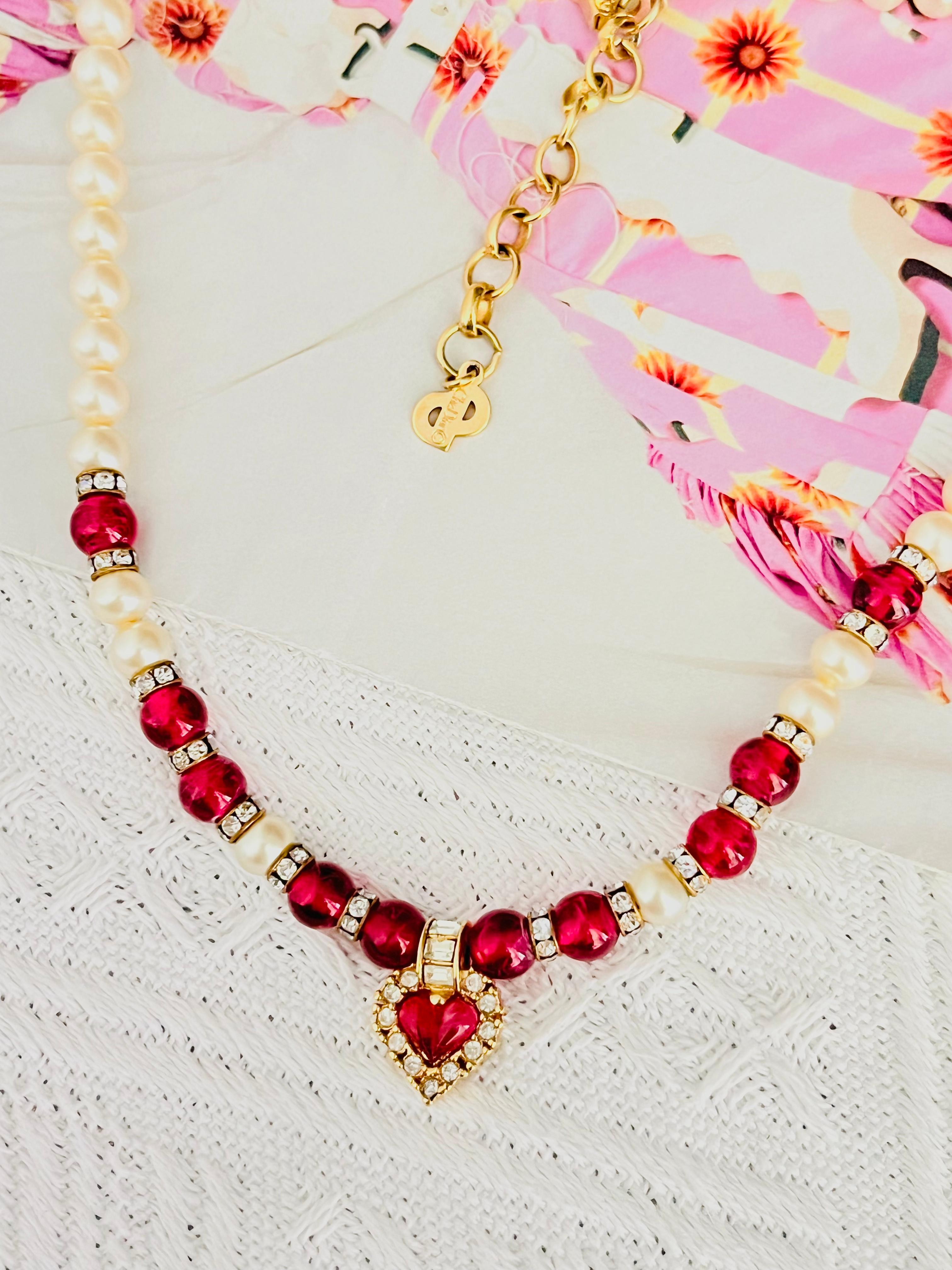 Christian Dior Vintage 1980s Rubinrotes Herz Liebe Weiße Perlen Perlen Rechteck Kreis Kristalle Cabochon Anhänger Elegantes Collier, vergoldet

Sehr guter Zustand. Keine Steine verloren oder Farbverlust. 100% echt. 

Gezeichnet 'Chr.Dior (C)'. Sehr