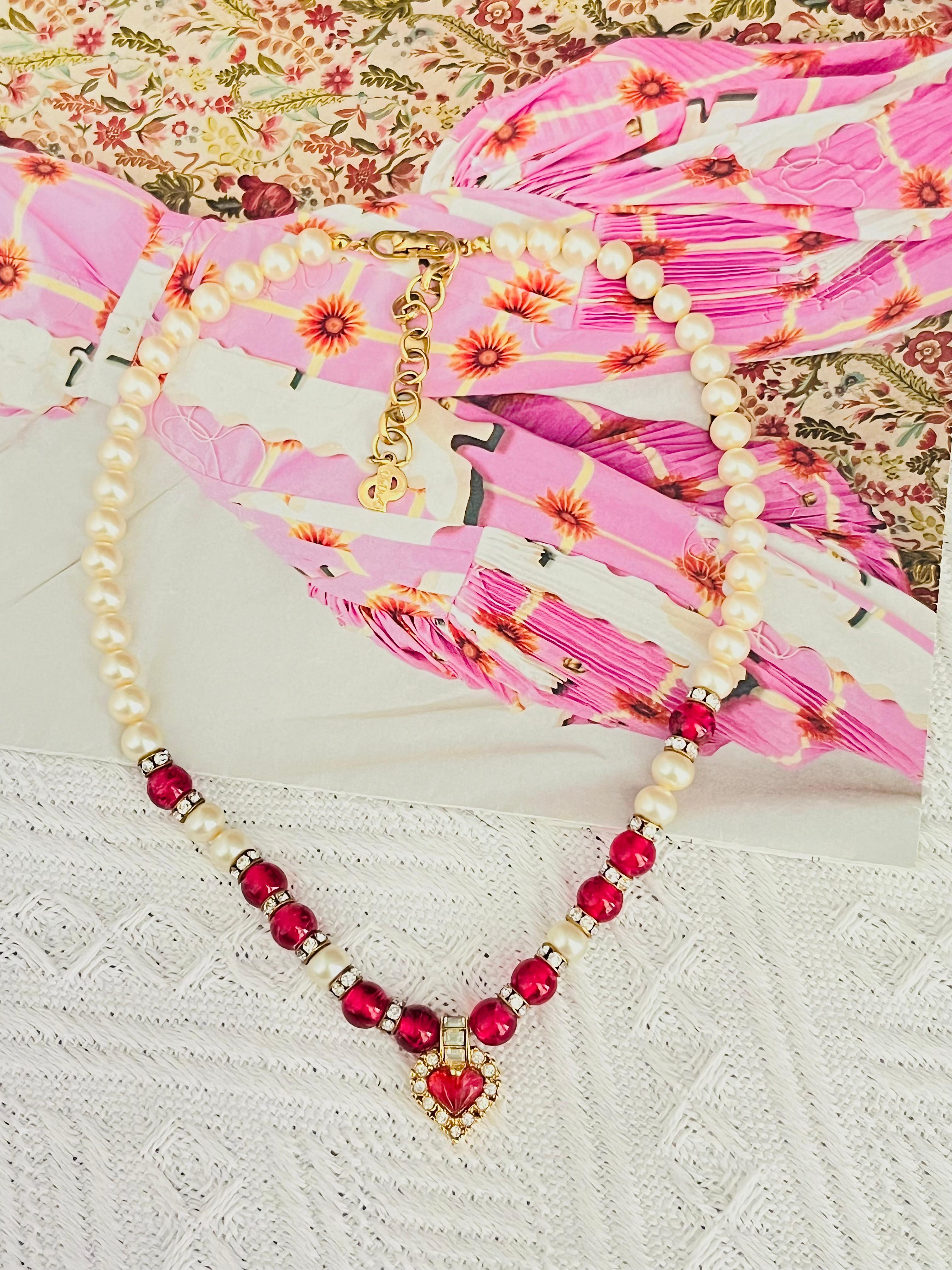 Christian Dior Vintage 1980 Halskette mit rechteckigen Kristallen, Rubin Herz weiße Perlen im Zustand „Hervorragend“ im Angebot in Wokingham, England
