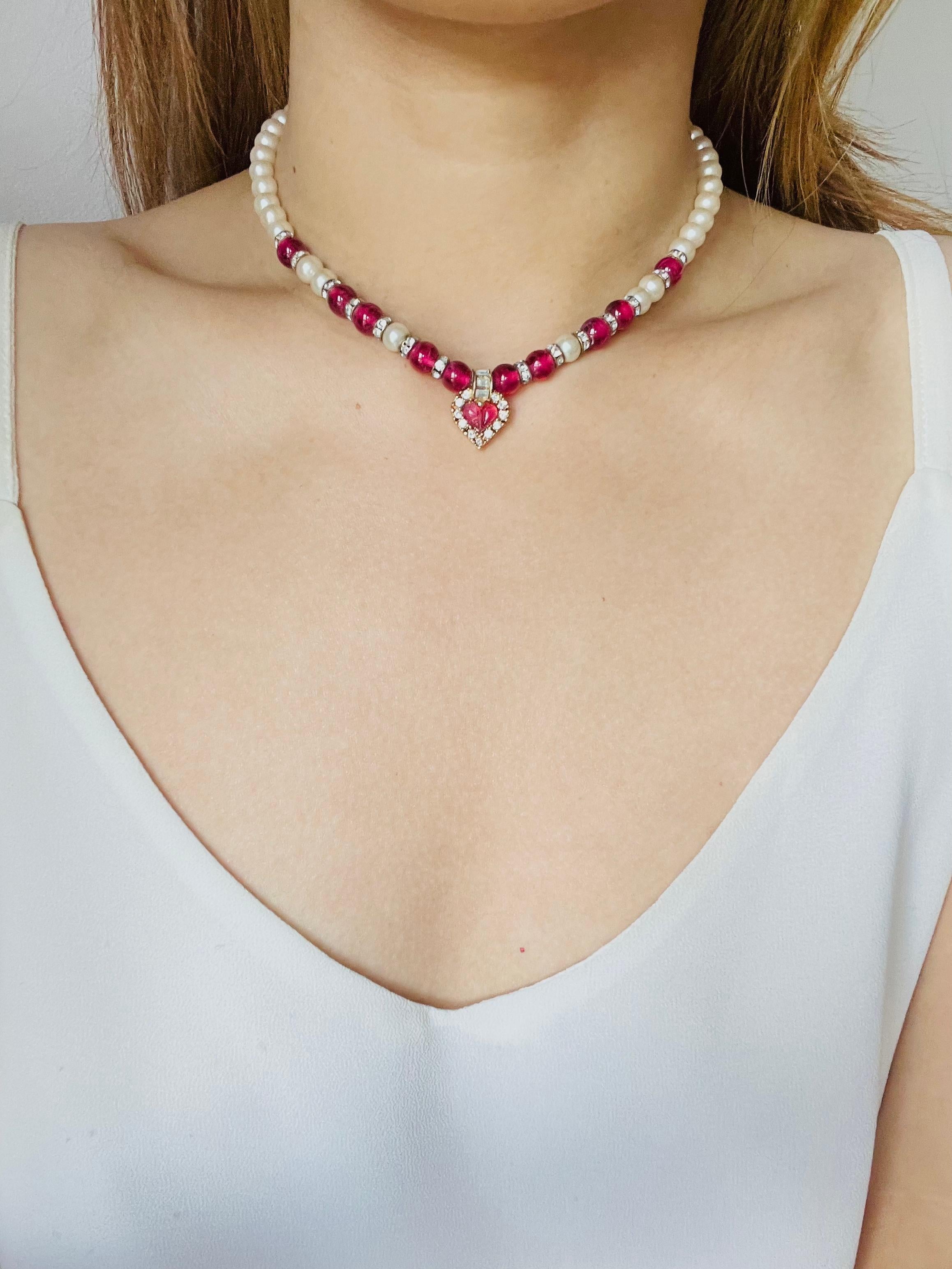 Christian Dior Vintage 1980 Halskette mit rechteckigen Kristallen, Rubin Herz weiße Perlen im Angebot 1