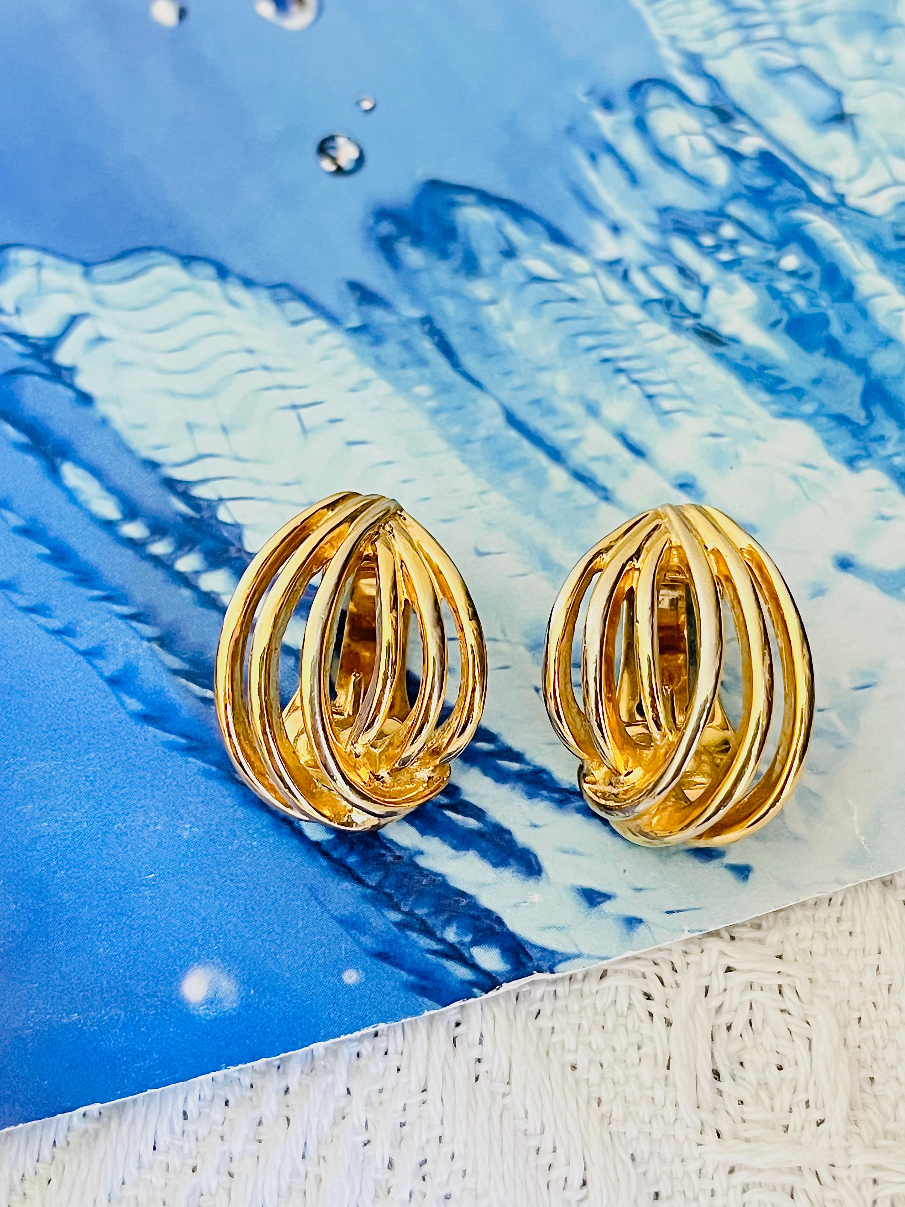 Christian Dior Vintage 1980s Six 6 Strands Openwork Interlocked Shell Dome Modernist Clip Earrings, Gold Plated

Good condition. Light scratches and colour loss. 100% Genuine.

A very beautiful pair of earrings by Chr. DIOR, signed at the