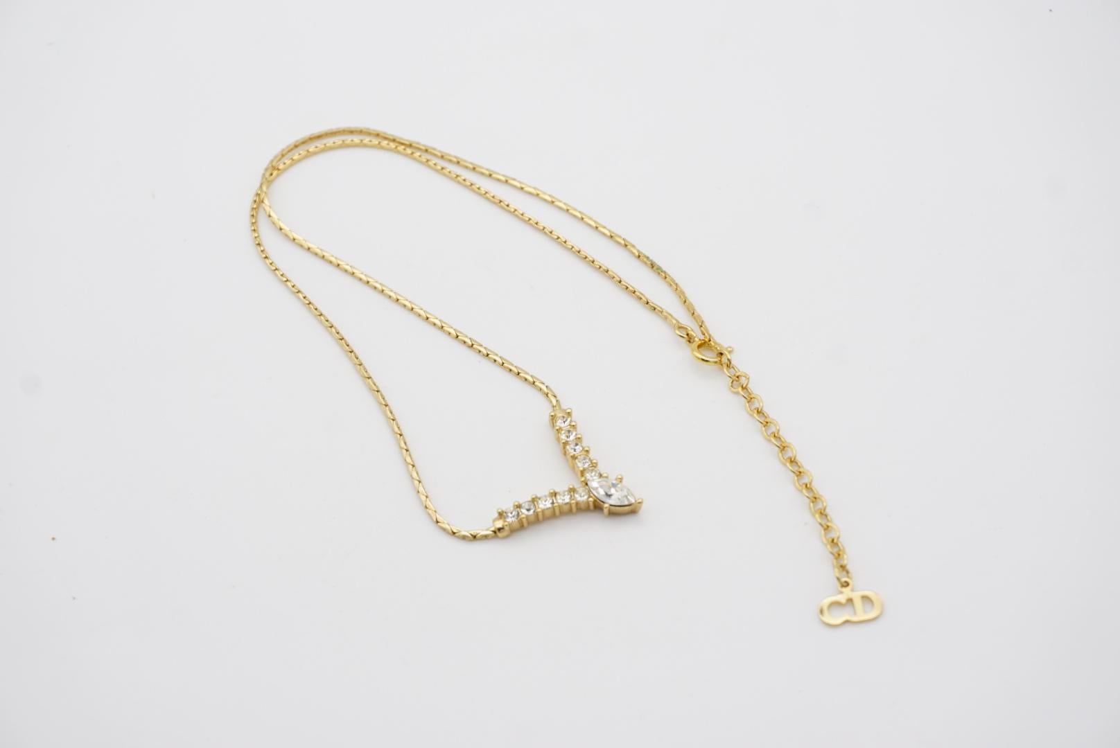 Christian Dior Vintage 1980 Collana con ciondolo a V ovale e cristalli scintillanti V.I.I. in vendita 5