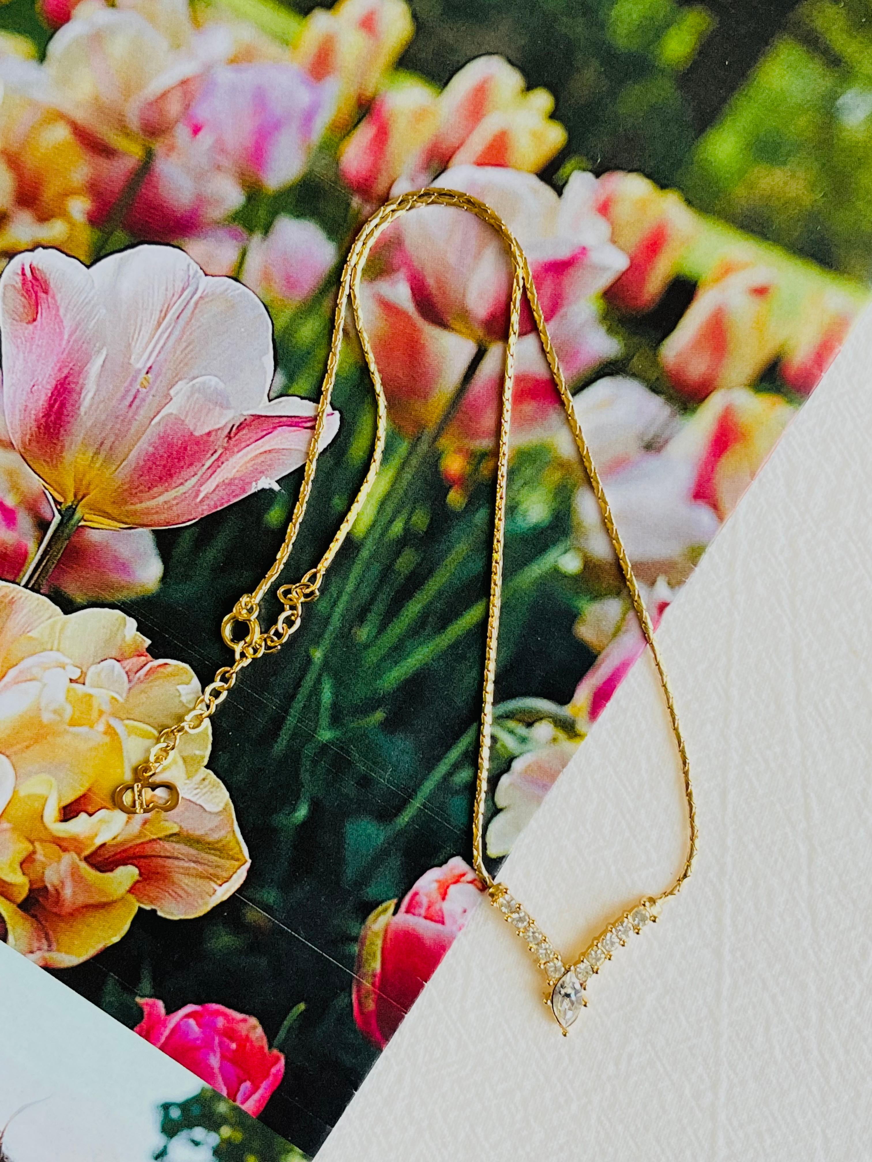 Christian Dior Vintage 1980 Collana con ciondolo a V ovale e cristalli scintillanti V.I.I. In condizioni ottime in vendita a Wokingham, England