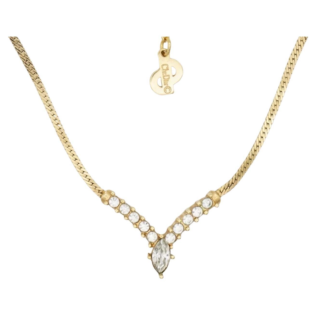 Christian Dior Vintage 1980 Collana con ciondolo a V ovale e cristalli scintillanti V.I.I. in vendita