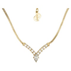 Christian Dior, collier pendentif vintage des cristaux scintillants en forme de triangle ovale en V, 1980