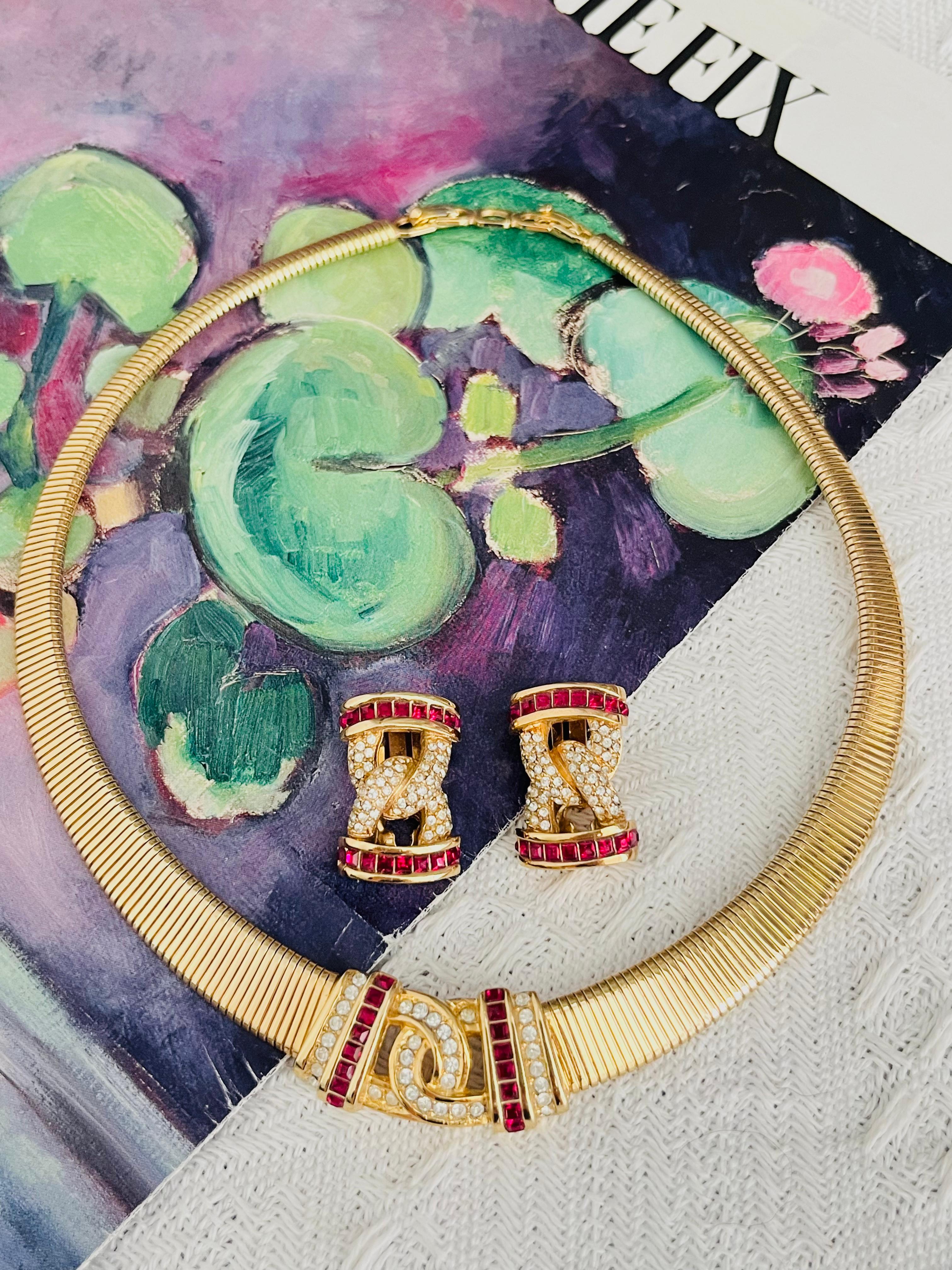 Christian Dior Vintage anni '80 Cubo Quadrato Rosso Rubino Cerchio Cristalli Chiari Ciondolo Incastrato Omega 2 Set di Gioielli Eleganza Modernista Collana Orecchini a Clip, Tono Oro

Condizioni eccellenti. 100% autentico. 

Vintage e raro da
