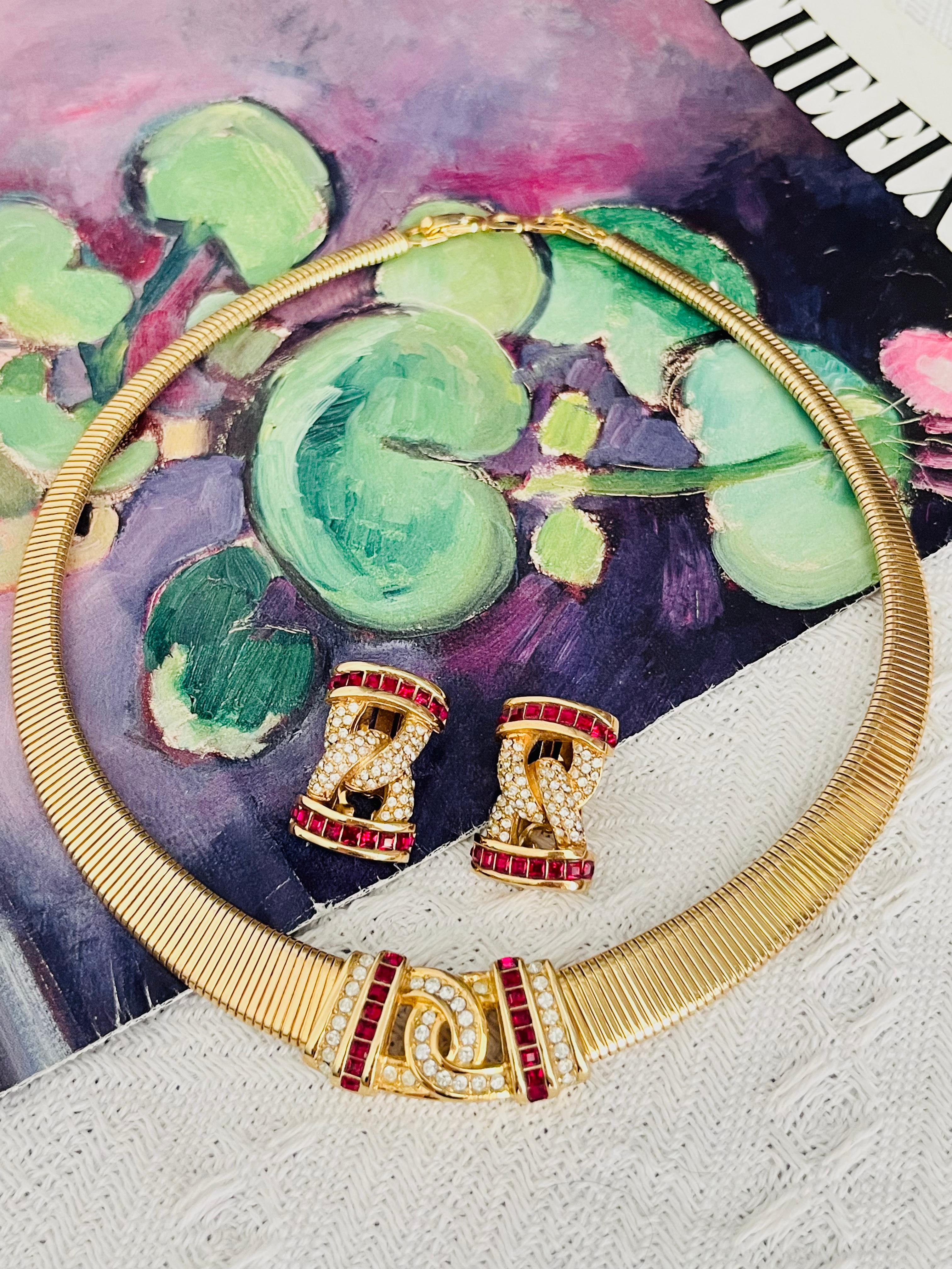 Art Déco Christian Dior Vintage 1980 Cristalli quadrati di rubino a coste intrecciate Omega 2 Set in vendita