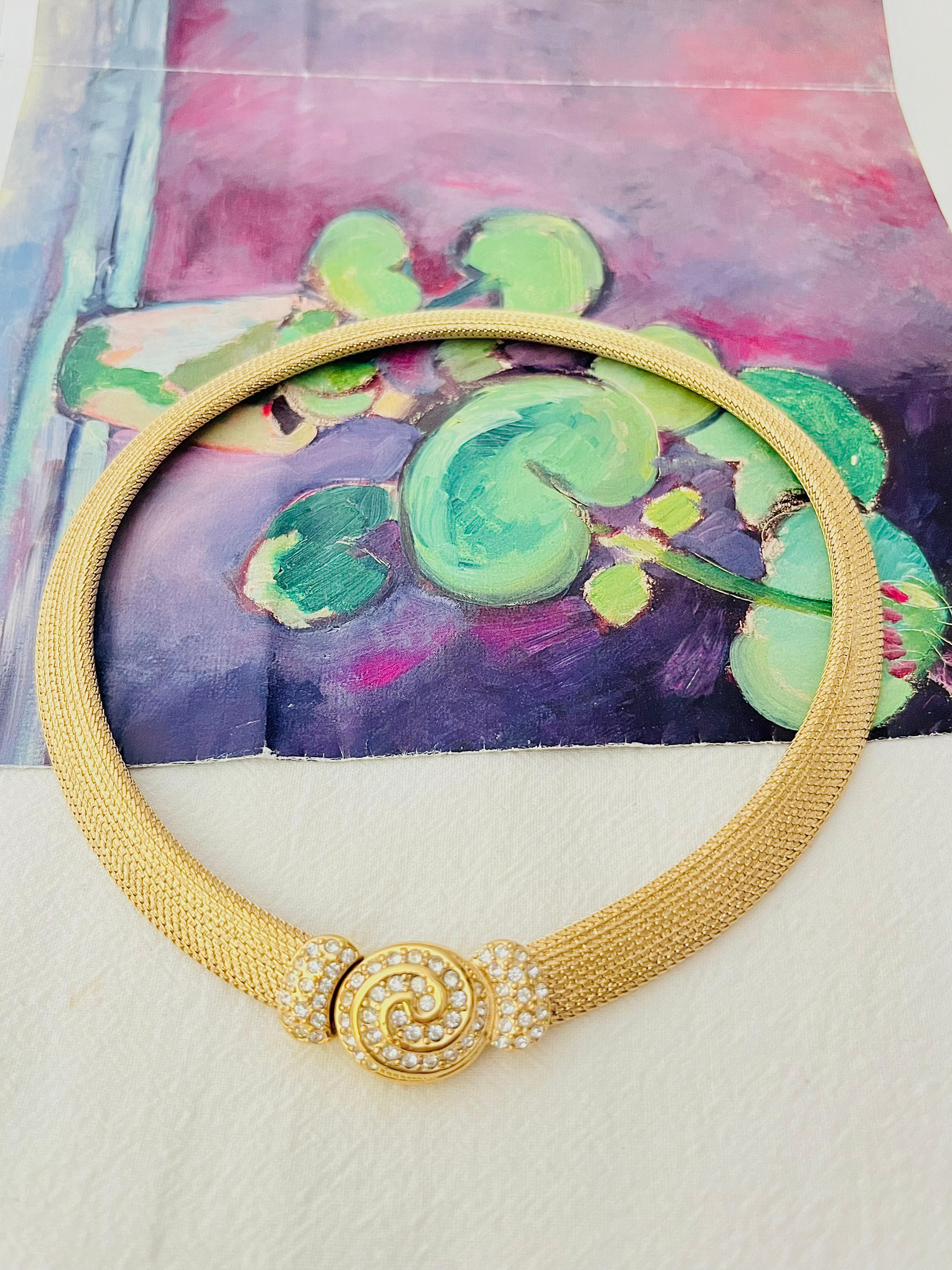 Christian Dior Vintage 1980 Swirl Oval Crystal Button Omega Snake Mesh Necklace In Excellent Condition For Sale In Wokingham, England