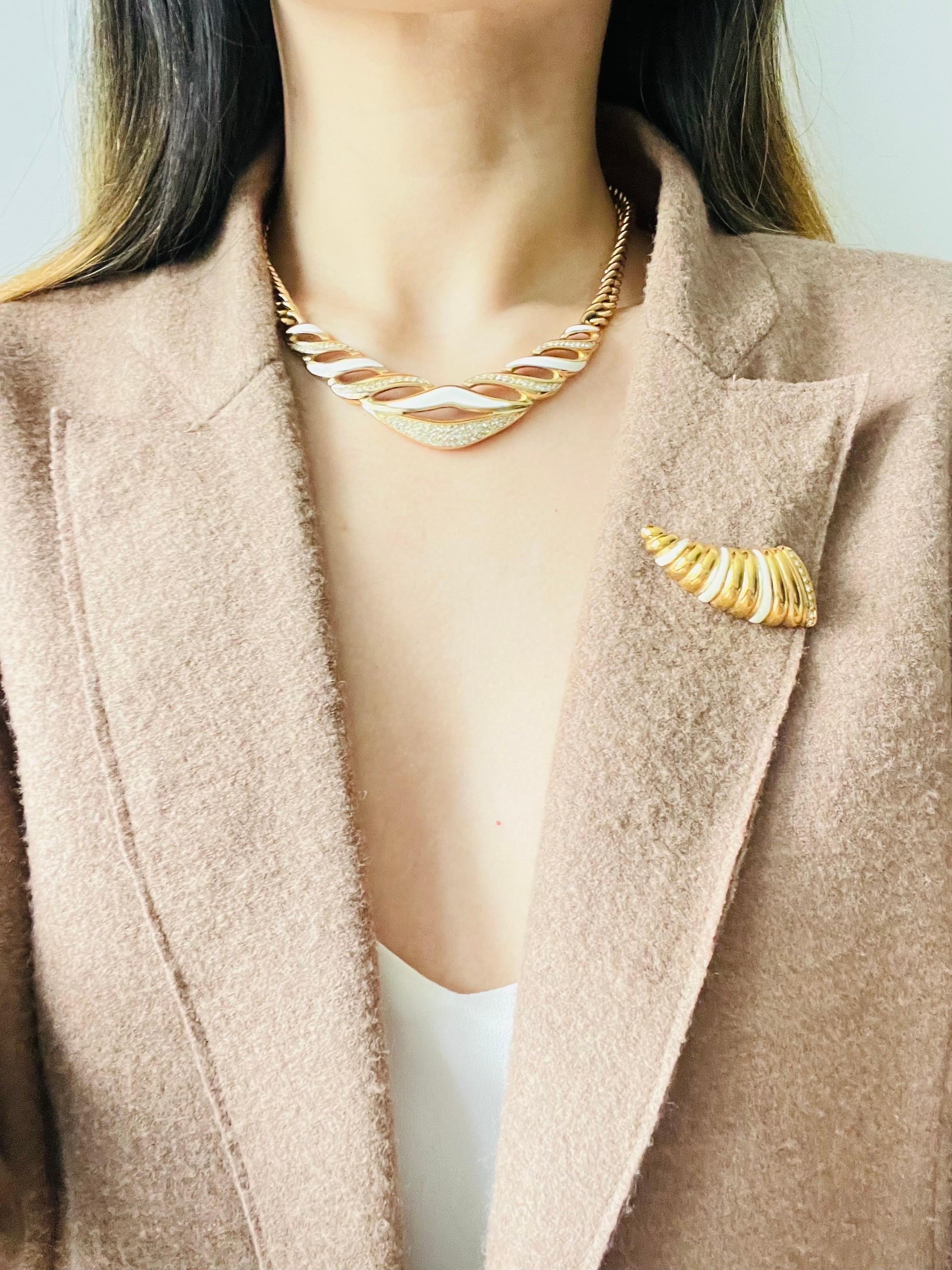 Christian Dior Vintage 1980 White Enamel Crystals Ribbed Horn Shell Gold Brooch 5