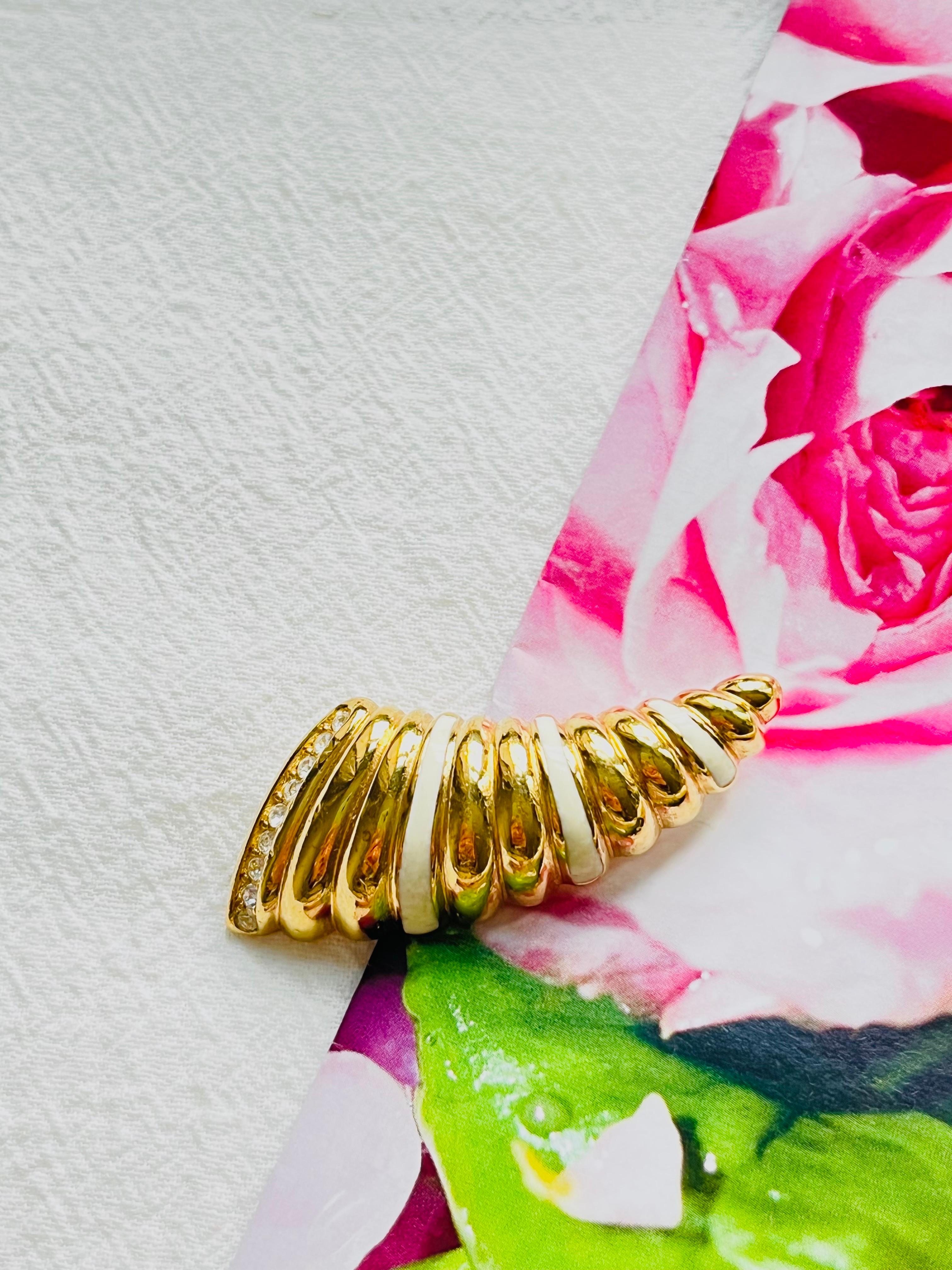 Christian Dior Vintage 1980 White Enamel Crystals Ribbed Horn Shell Gold Brooch In Good Condition In Wokingham, England