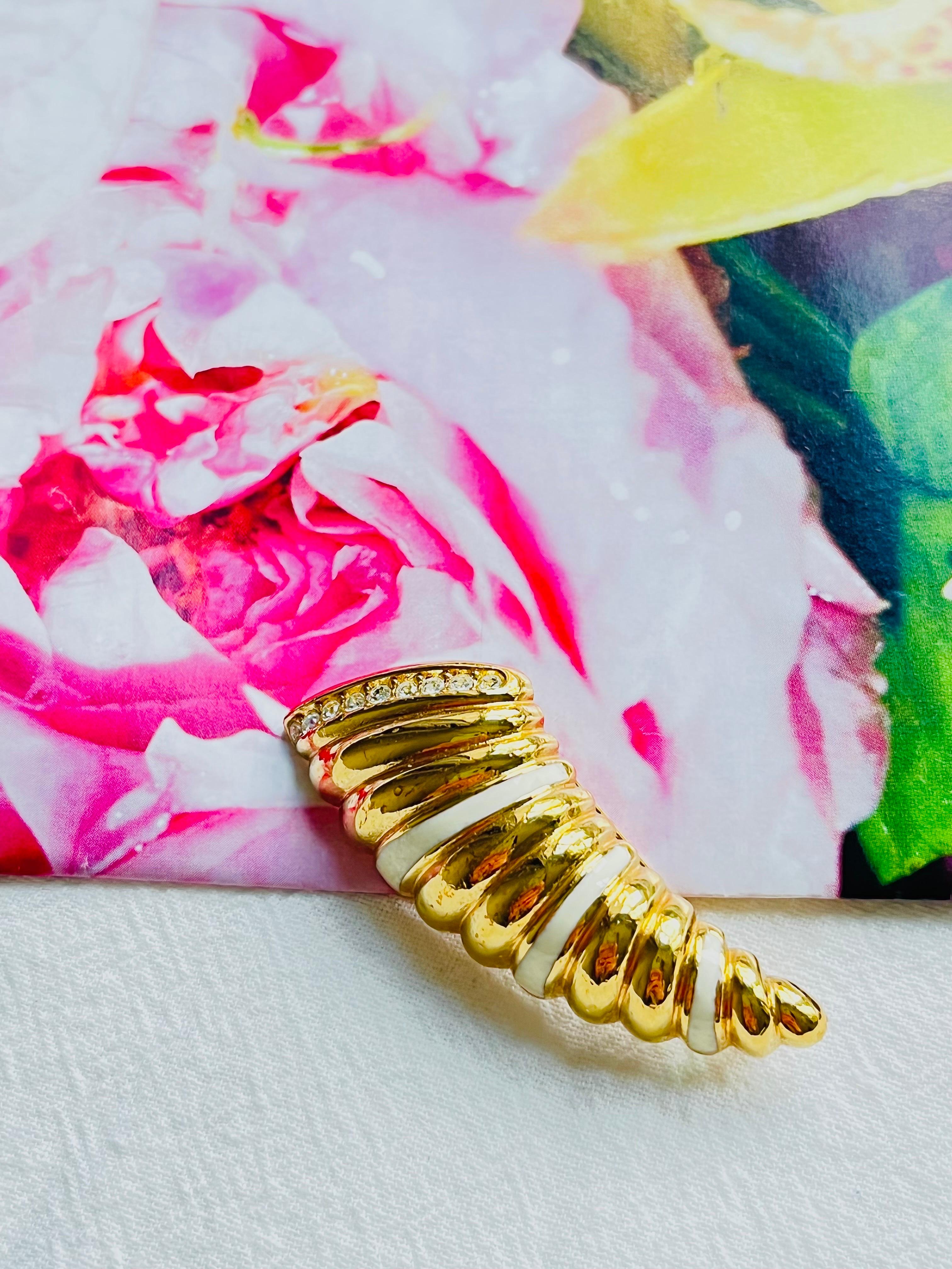 Women's or Men's Christian Dior Vintage 1980 White Enamel Crystals Ribbed Horn Shell Gold Brooch