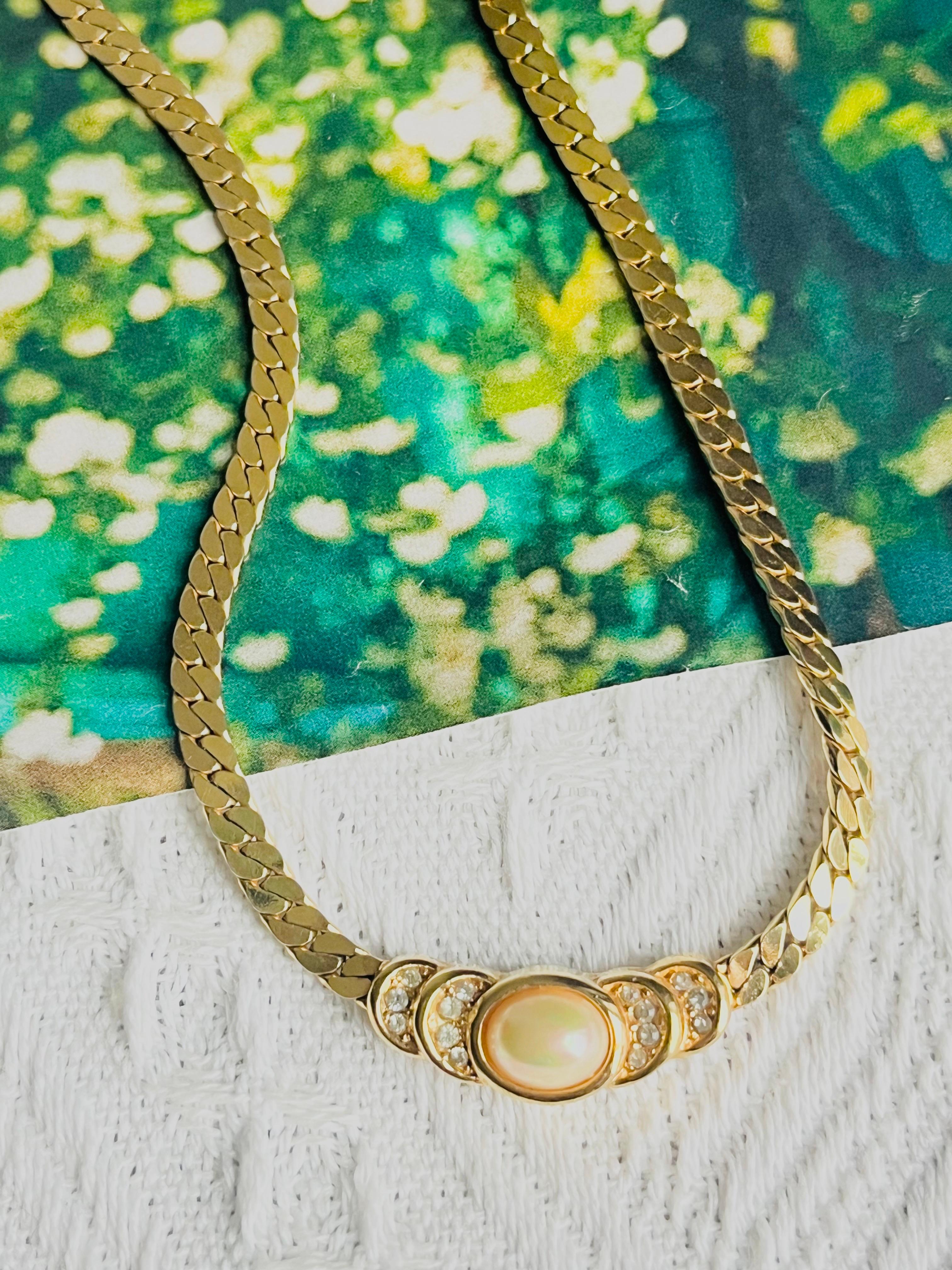 Christian Dior Vintage 1980s White Oval Pearl Double Semi Circle Shining Crystals Pendant Elegant Necklace, Gold Plated

Very good condition. Light scratches or colour loss at back, barely noticeable. 

Marked 'Chr.Dior (C) '. Rare to find. 100%
