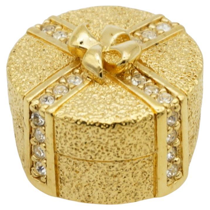 Christian Dior Vintage 1980s 3D Vivid Cute Gift Present Ribbon Round Box Crystals Brooch, Gold Tone 

Very excellent condition. 100% Genuine. A unique piece. 

This is gold plated stylised brooch. Safety-catch pin closure, signed Christian Dior on