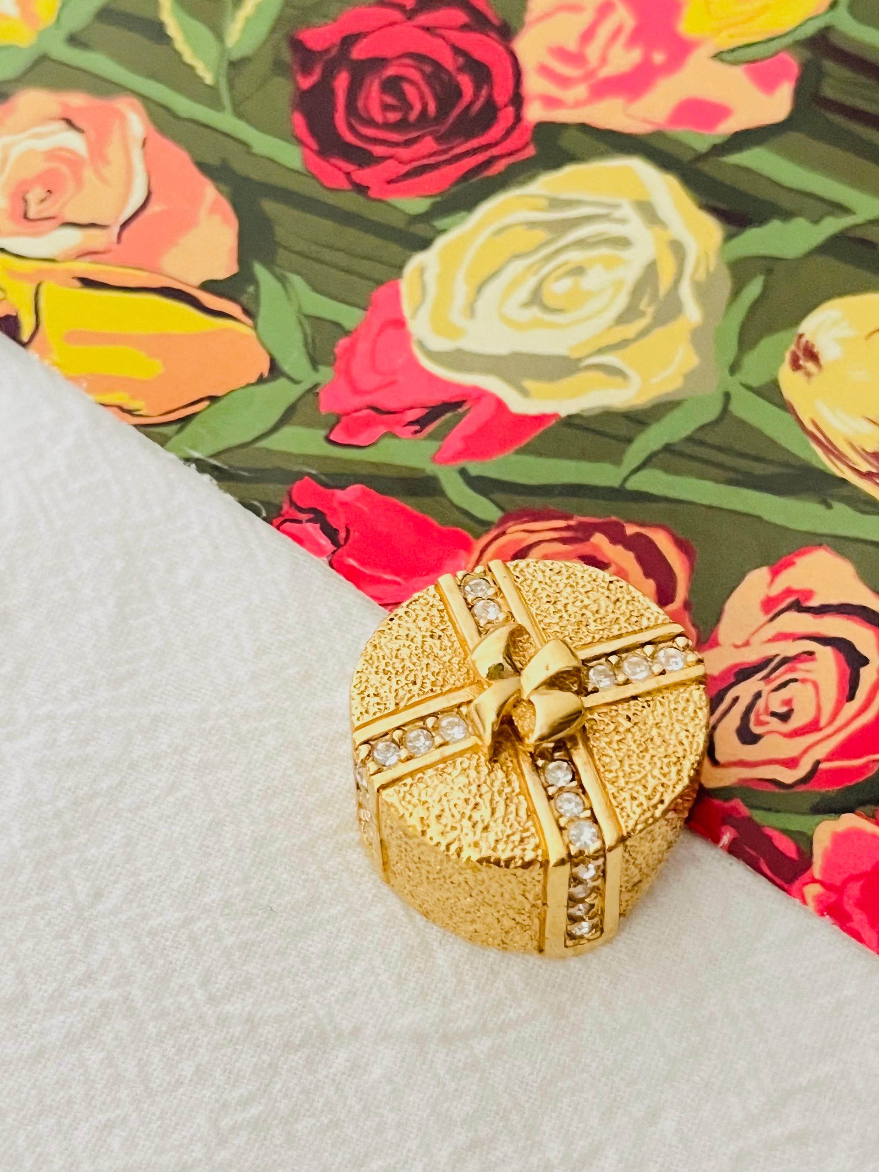 Art Deco Christian Dior Vintage 1980s 3D Gift Present Ribbon Round Box Crystals Brooch For Sale