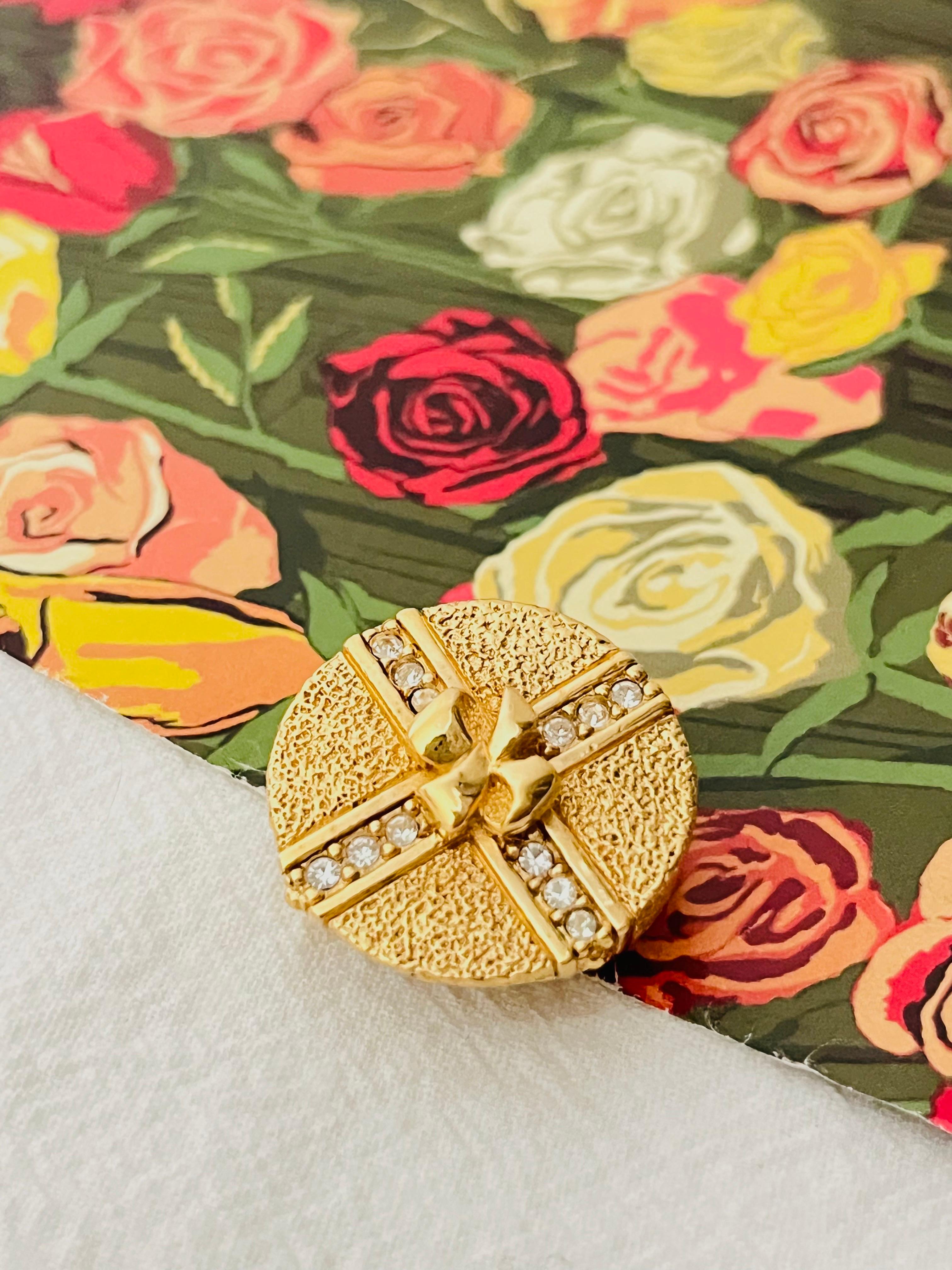 Christian Dior Vintage 1980s 3D Gift Present Ribbon Round Box Crystals Brooch In Excellent Condition For Sale In Wokingham, England