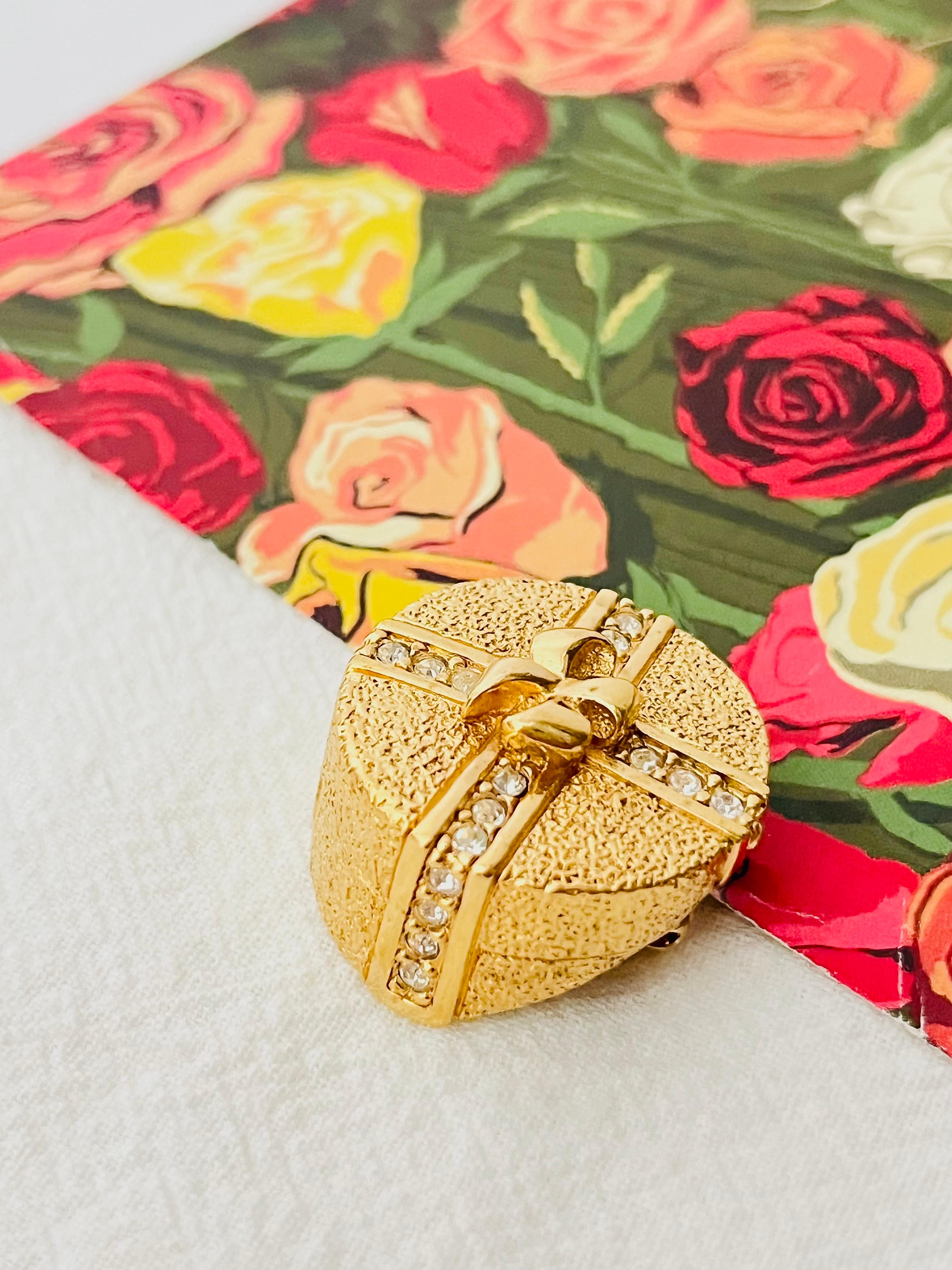 Women's or Men's Christian Dior Vintage 1980s 3D Gift Present Ribbon Round Box Crystals Brooch For Sale