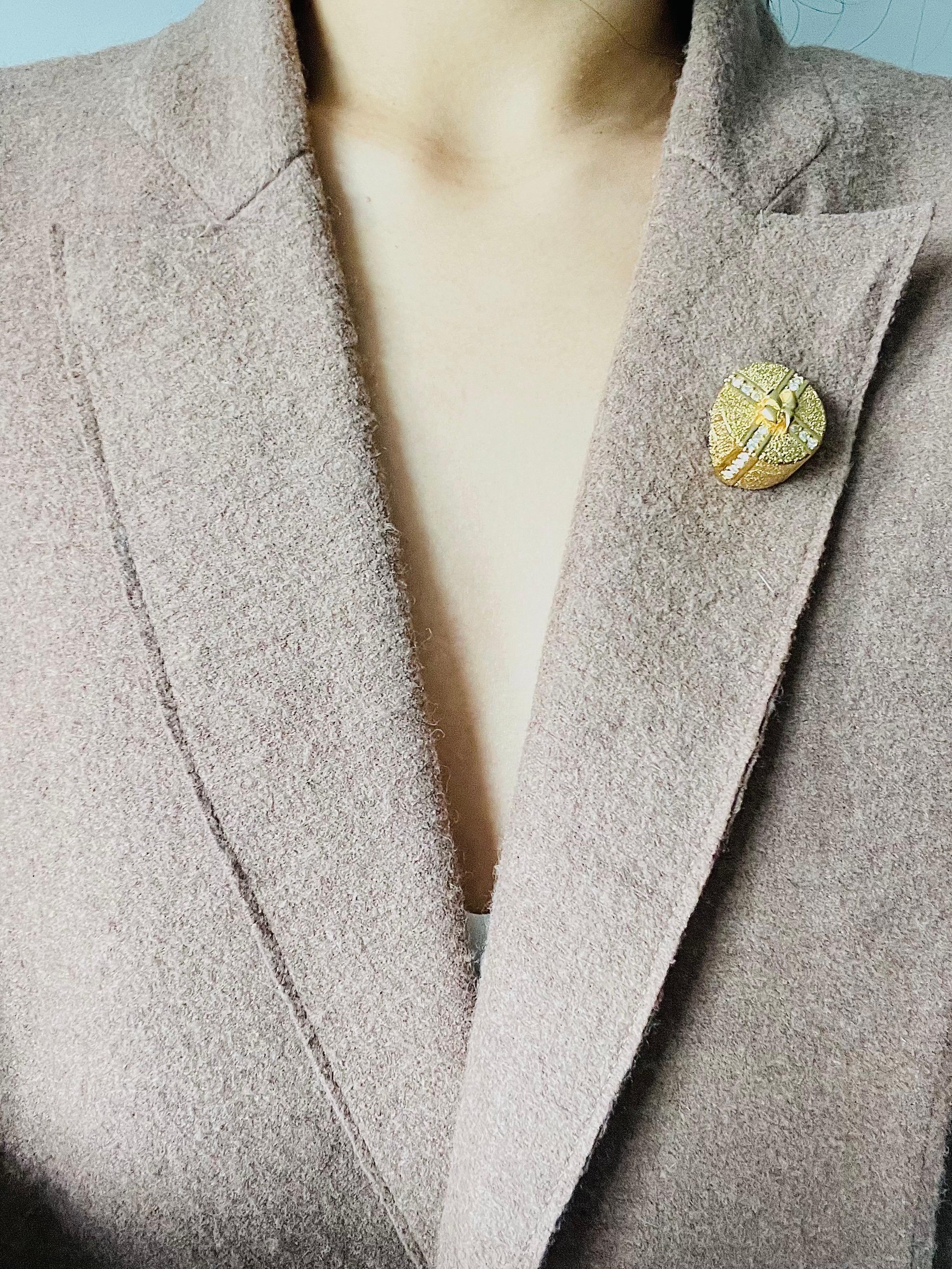 Christian Dior Vintage 1980s 3D Gift Present Ribbon Round Box Crystals Brooch For Sale 3
