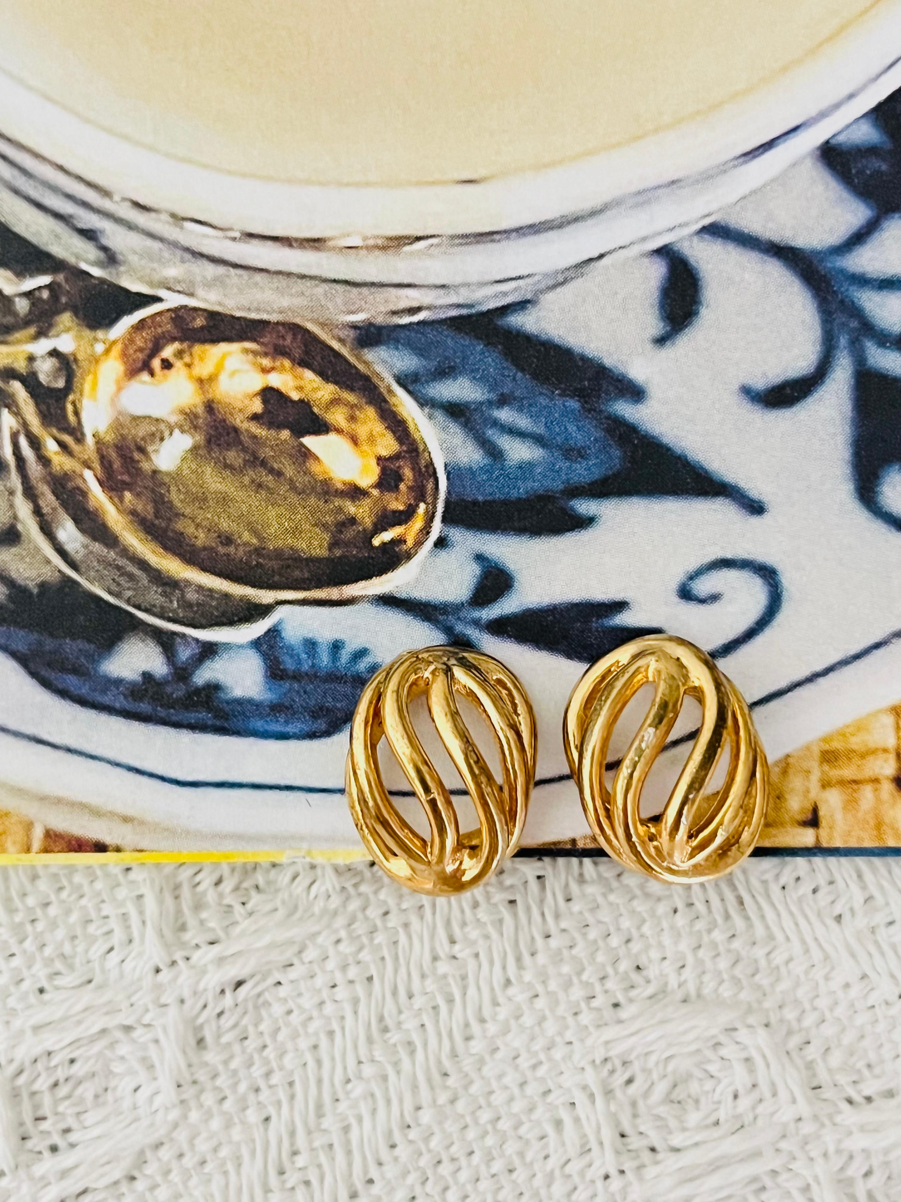 Christian Dior Vintage 1980s 6 sechs Stränge durchbrochene Muschel Wirbel Kuppel Modernist Clip-Ohrringe, vergoldet

Guter Zustand. Leichte Kratzer und Farbverlust, noch sehr gut zu tragen. 100% echt.

Ein sehr schönes Paar Ohrringe von Chr. DIOR,