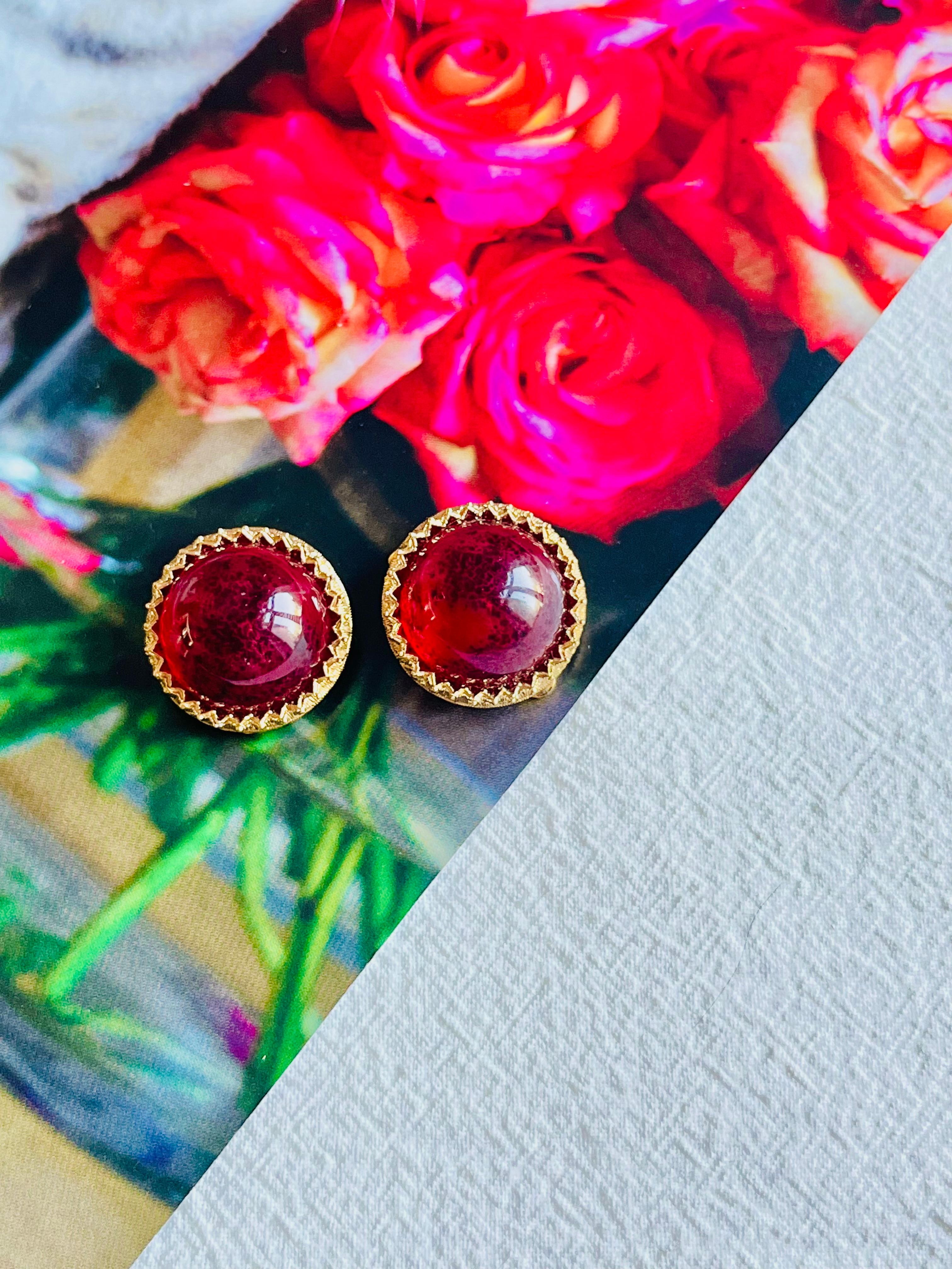 Christian Dior Vintage 1980s Agate Burgundy Red Clear Round Gold Clip Earrings In Excellent Condition For Sale In Wokingham, England