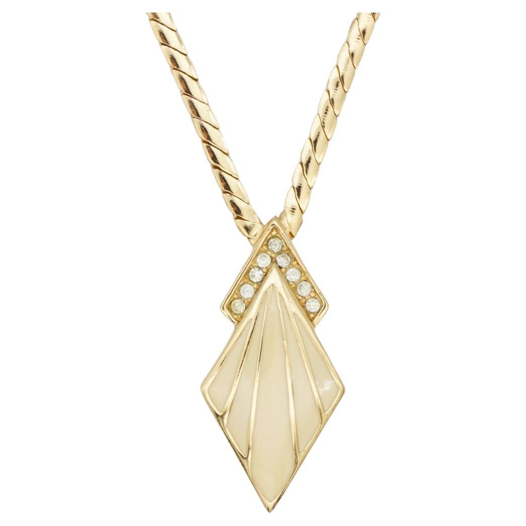 Christian Dior Vintage 1980 Beige Arrow Diamond Crystals Pendant Necklace, Gold Tone

Très bon état. Poinçon 'C.I.C.'. 100% authentique.

Il a plus de 40 ans. Il s'agit d'un bijou très élégant et rare.

Longueur : 38 cm, extension de la chaîne : 6