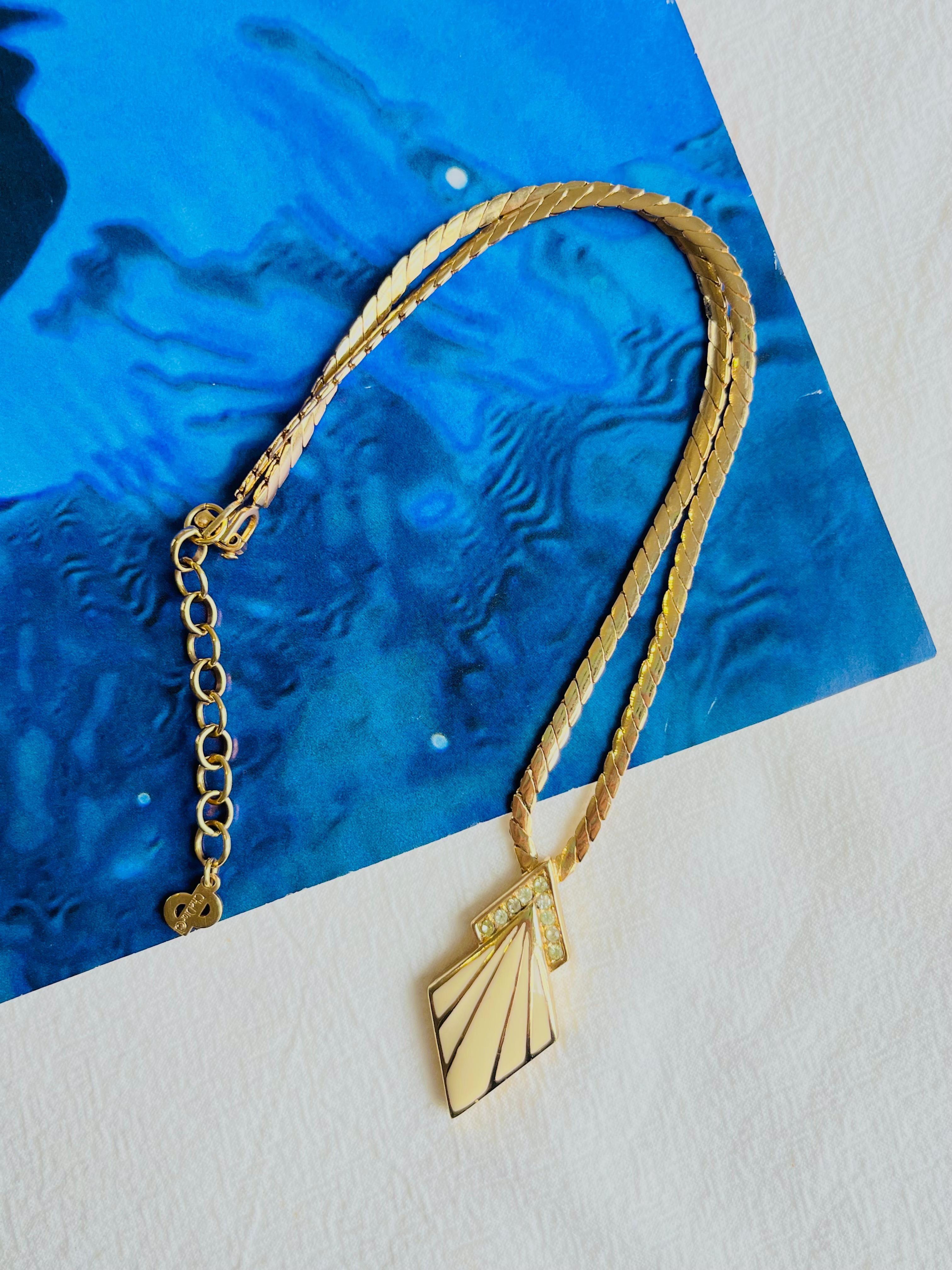 Art déco Christian Dior Vintage 1980 Beige Arrow Diamond Crystals Pendant Gold Necklace en vente