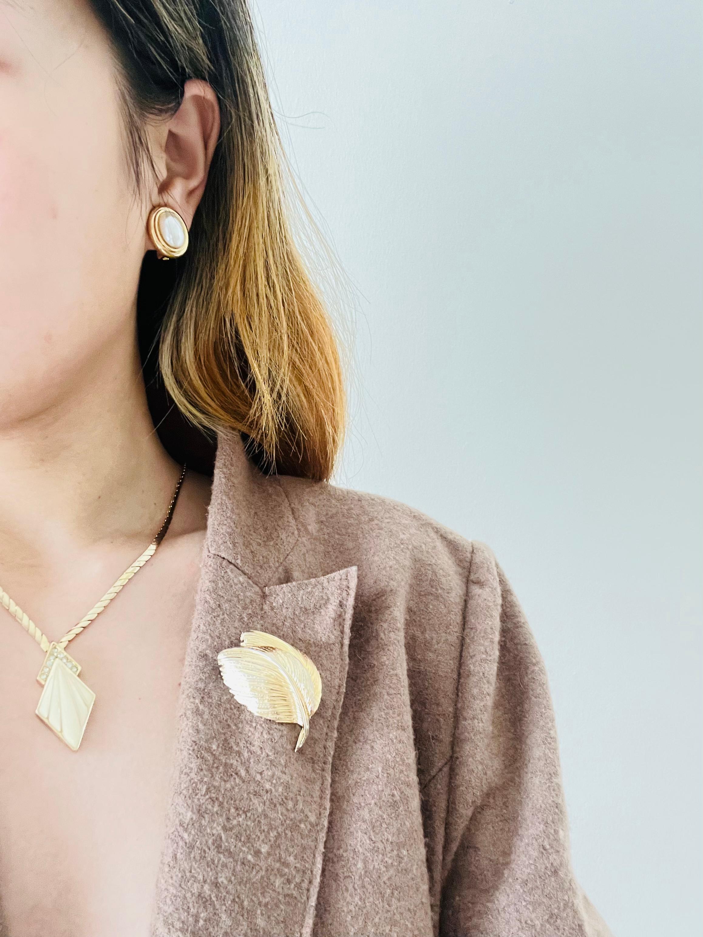 Christian Dior Vintage 1980 Beige Arrow Diamond Crystals Pendant Gold Necklace 1