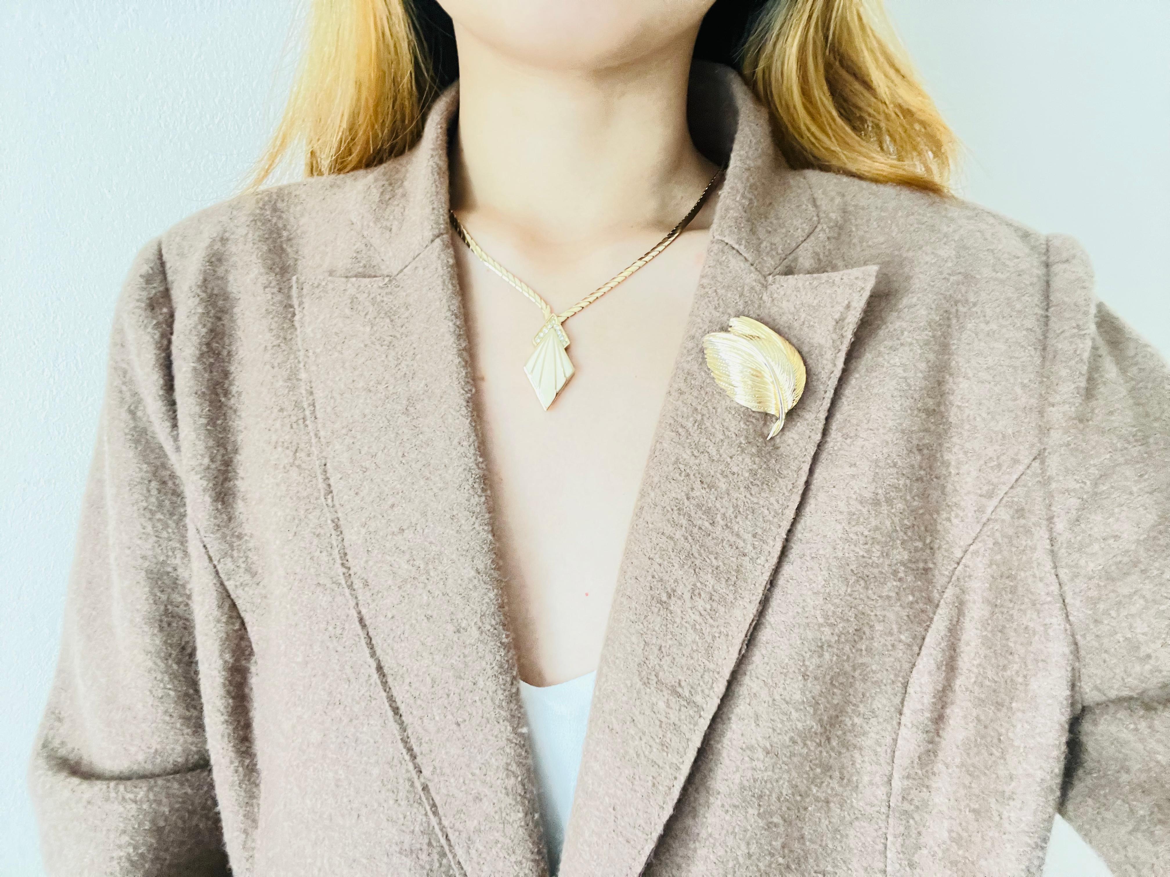 Christian Dior Vintage 1980 Beige Arrow Diamond Crystals Pendant Gold Necklace 3