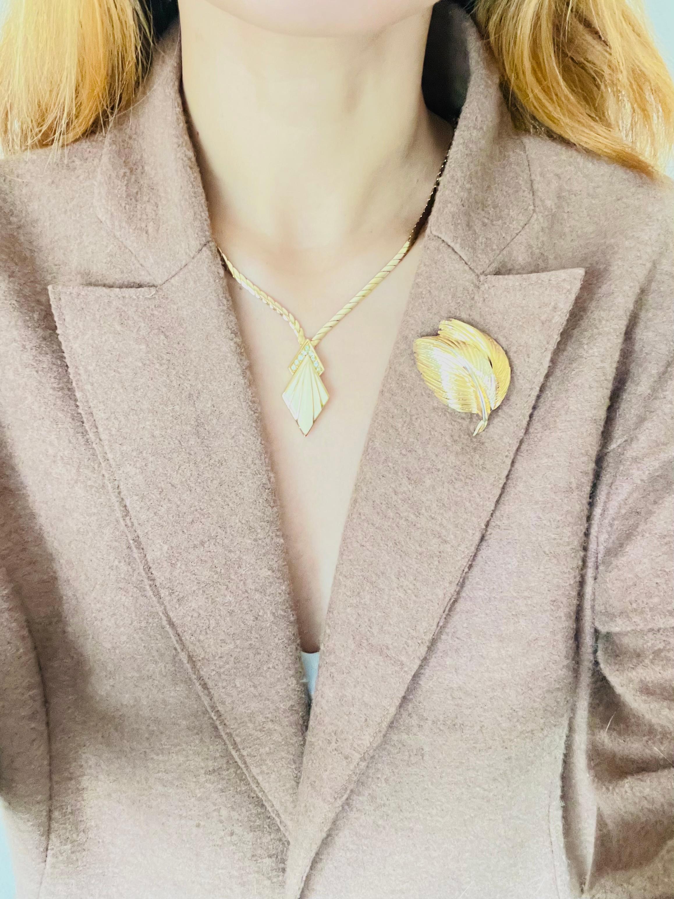 Christian Dior Vintage 1980 Beige Arrow Diamond Crystals Pendant Gold Necklace en vente 3