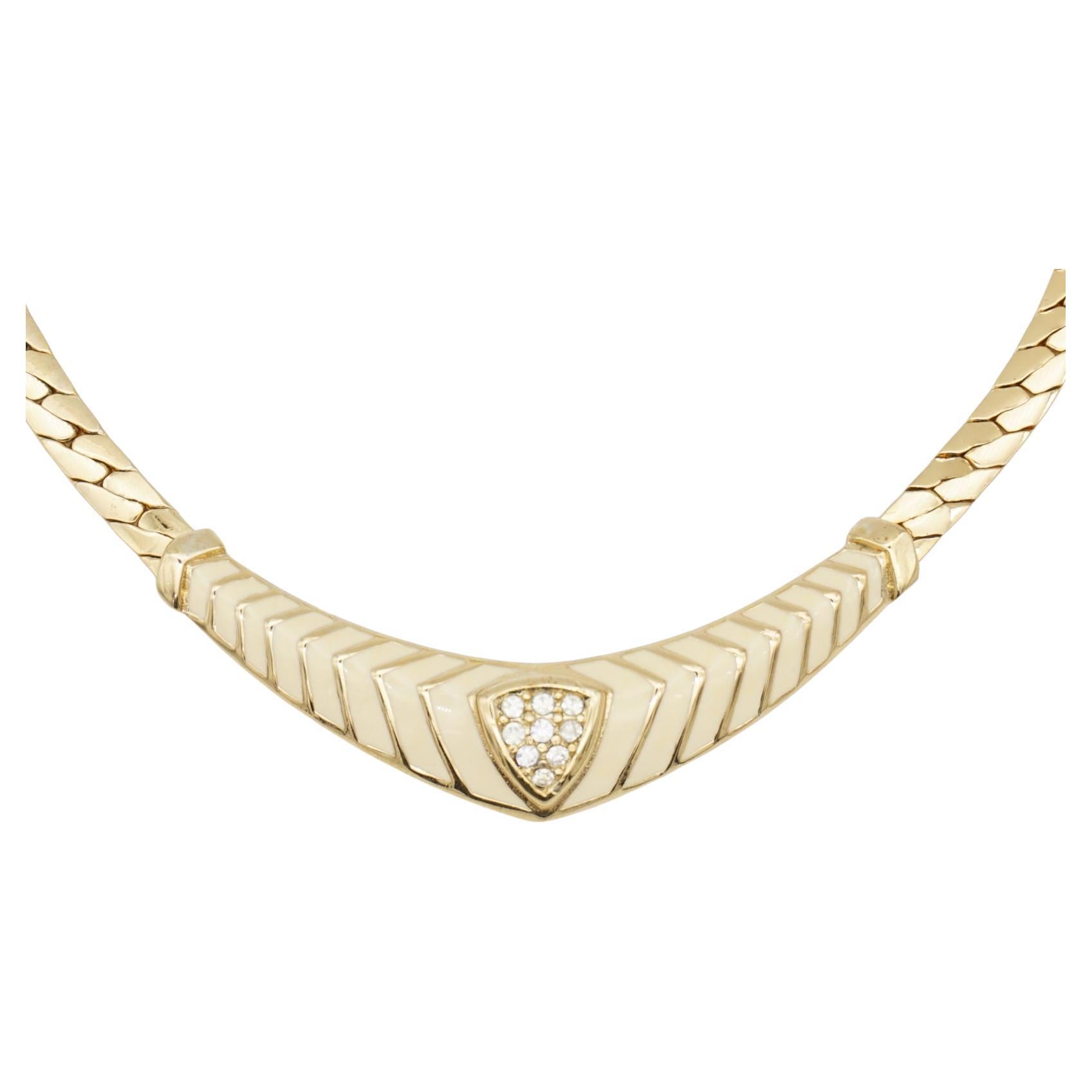 Christian Dior Vintage 1980s Beige Cream Triangle Bar Crystals Necklace, Gold Tone

Ottime condizioni. 100% autentico. Marcato 'Chr.Dior (C)'.

Ha più di 40 anni. Si tratta di un gioiello molto elegante e raro.

Materiale: Metallo placcato oro,