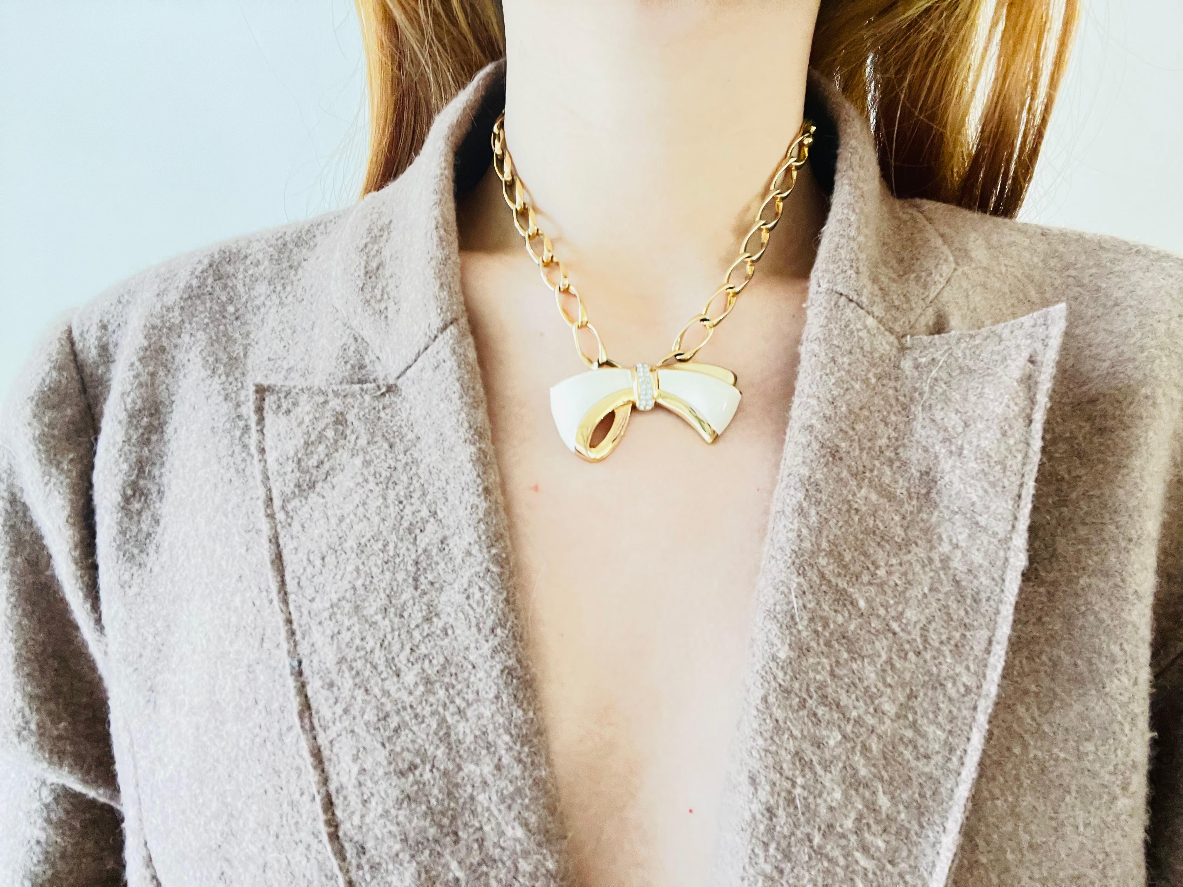 da uomo o donna Christian Dior Vintage 1980s Beige Knot Bow Crystals Interlocked Link Necklace in vendita