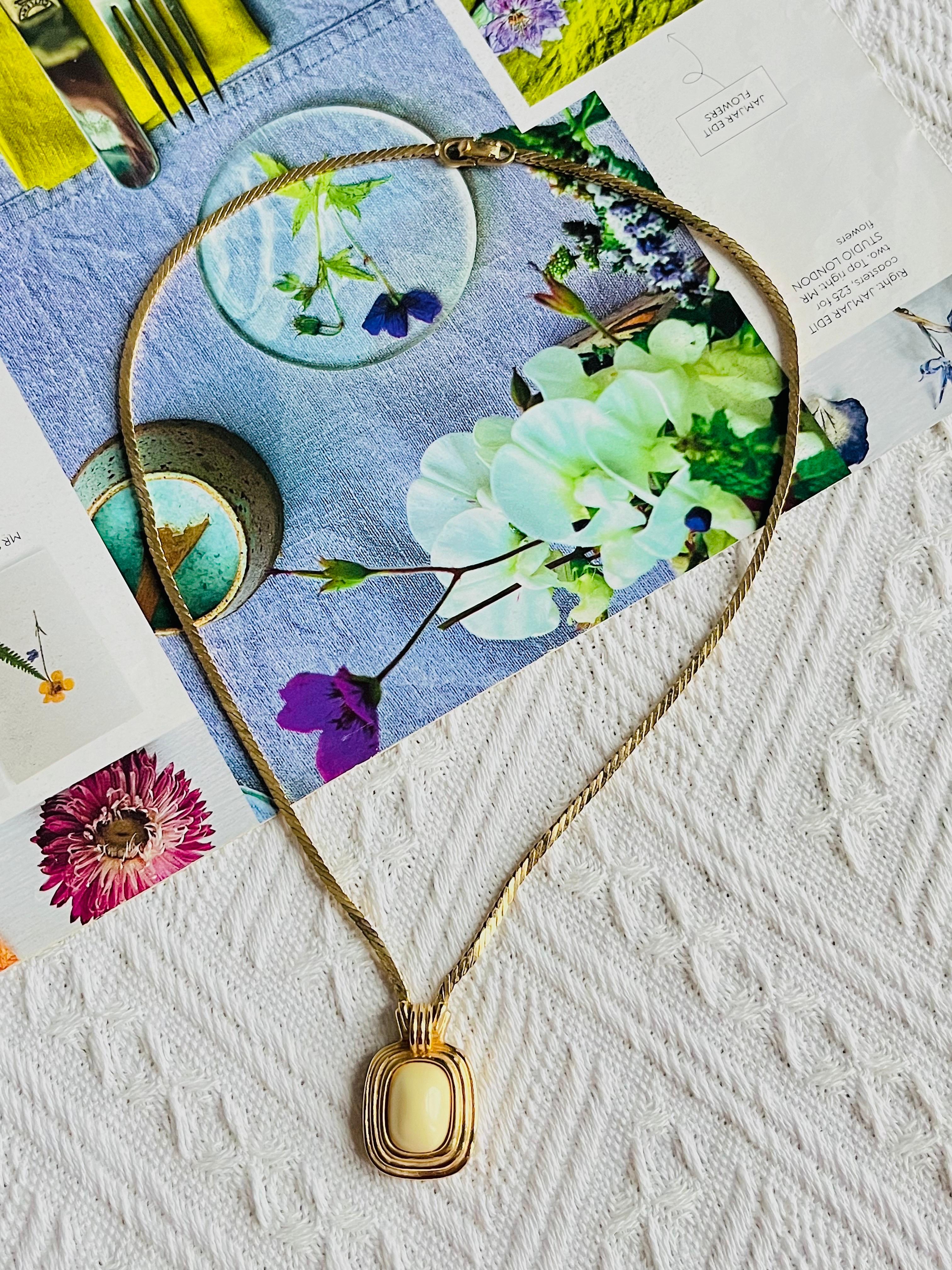 Christian Dior Vintage 1980s Unisex Beige Light Yellow Oval Rectangle Pendant Modernist Long Necklace, Gold Tone.

Very good condition. 100% Genuine. 

Signed at the clasp. Marked 'Chr.Dior (C) '.

This is a very stylish and rare piece of