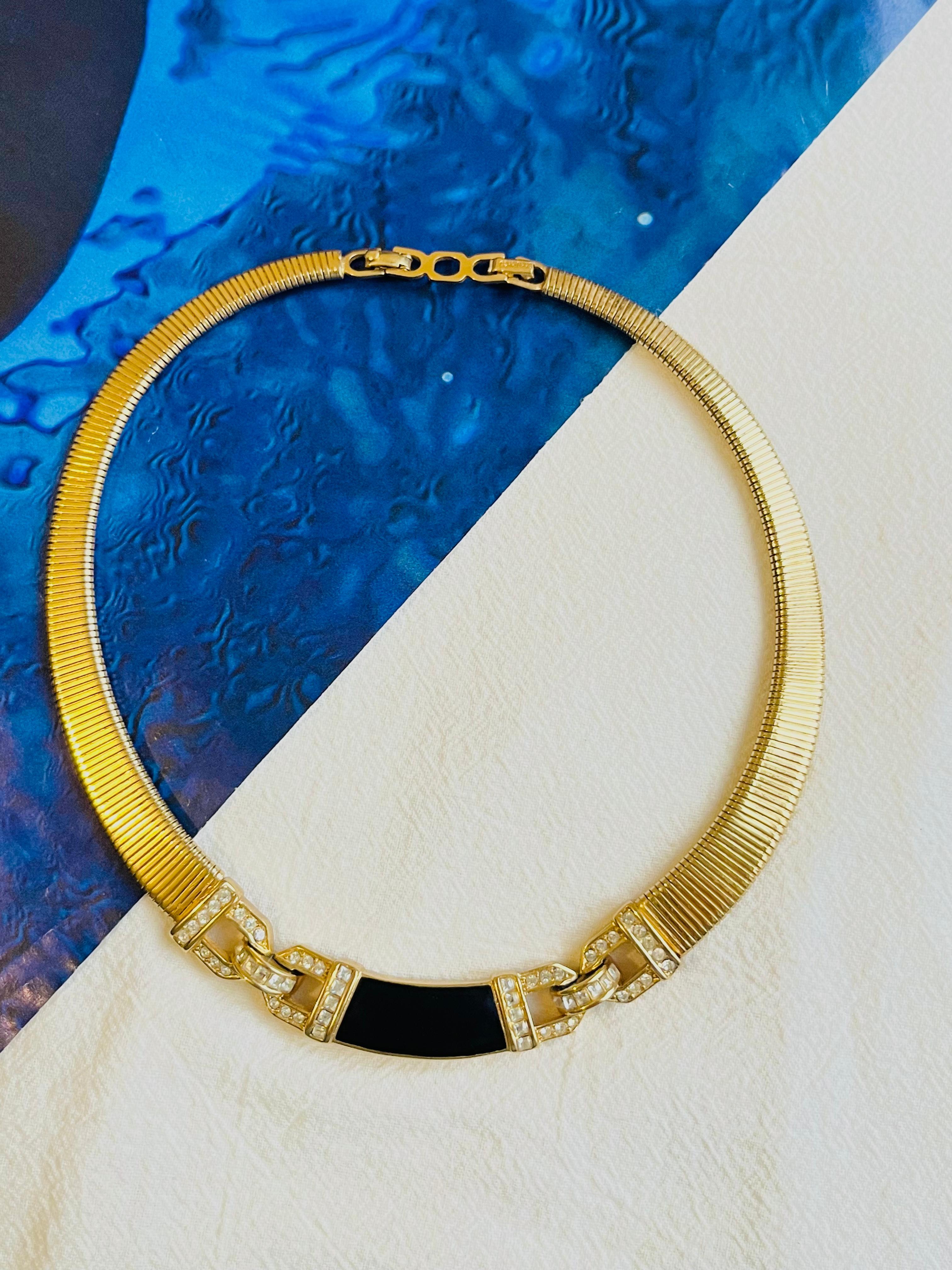 Christian Dior Vintage 1980s Black Enamel Crystals Interlocked Pendant Omega Ribbed Checklace, Gold Tone

Très bon état. 100% authentique. 

Une pièce unique. Signé au dos. 

Taille : 30 cm. Extension de la chaîne : 2 cm. Pendentif : 8+2=8].

Poids