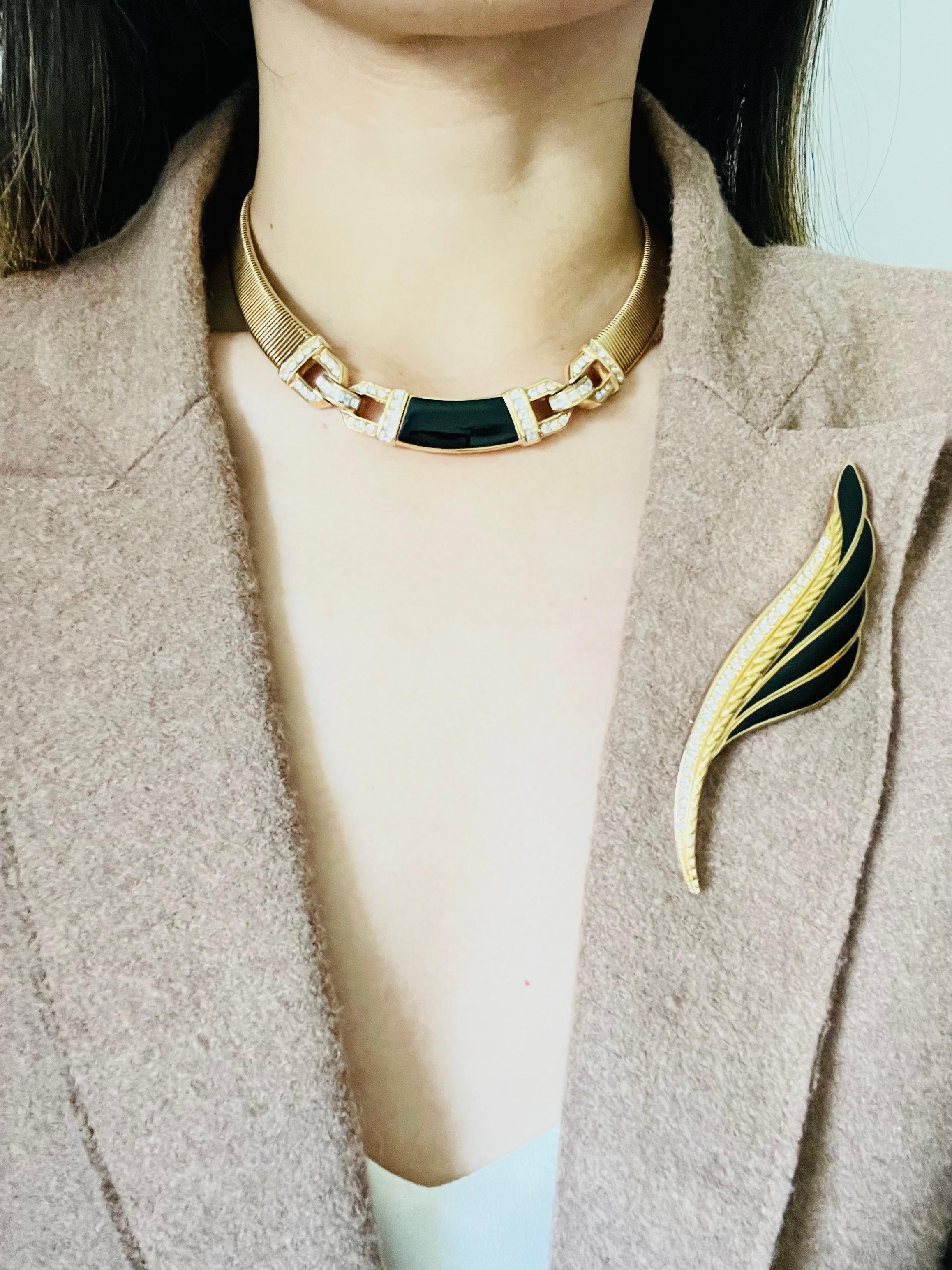 Christian Dior Vintage 1980s Black Crystals Interlocked Ribbed Omega Necklace For Sale 2