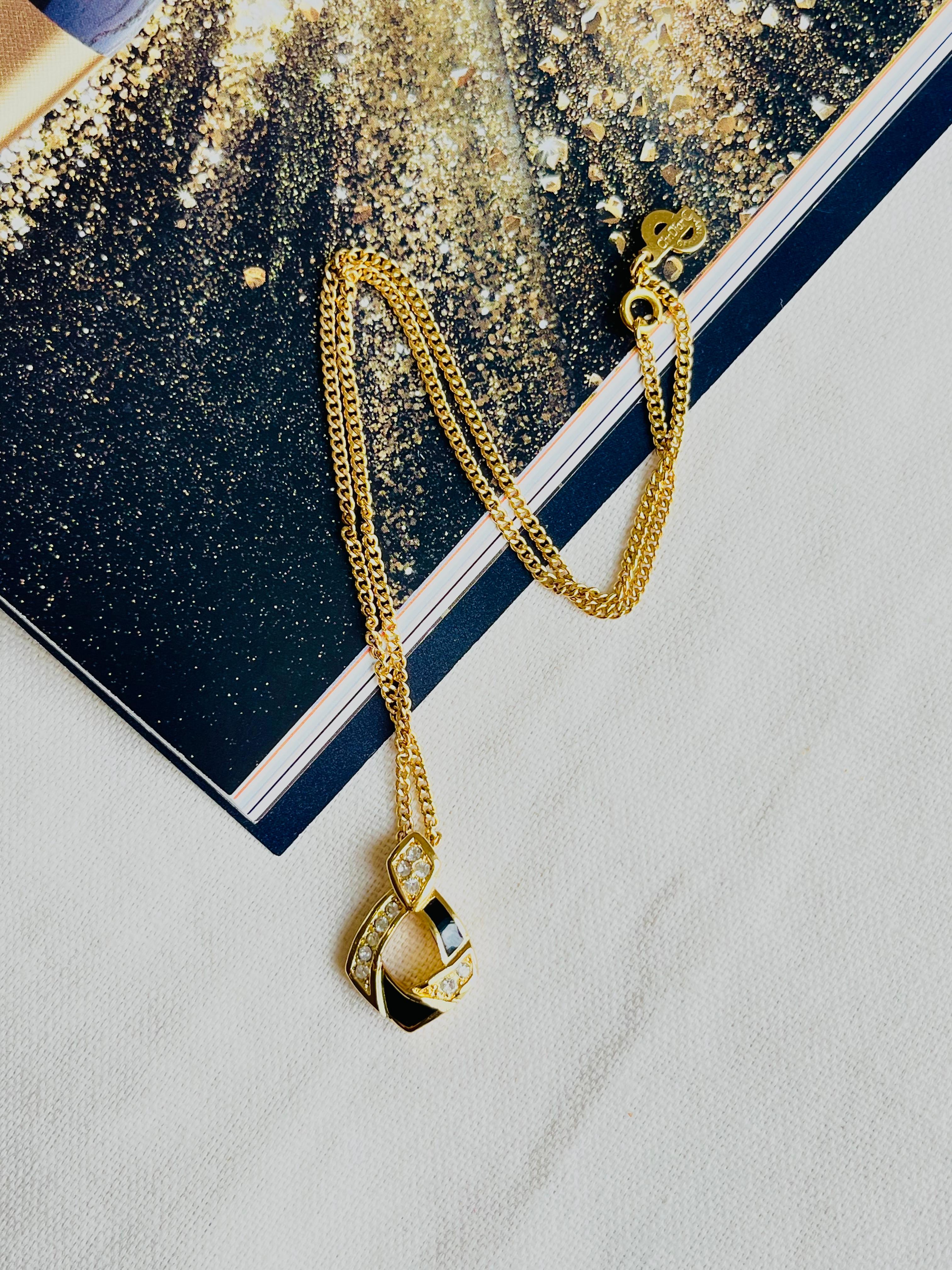 Christian Dior Vintage anni '80, collana con ciondolo traforato in smalto nero e cristalli di diamante, tonalità oro

Rinomato per i suoi modelli eleganti e senza tempo, Christian Dior presenta questa collana. Realizzato in ottone placcato oro