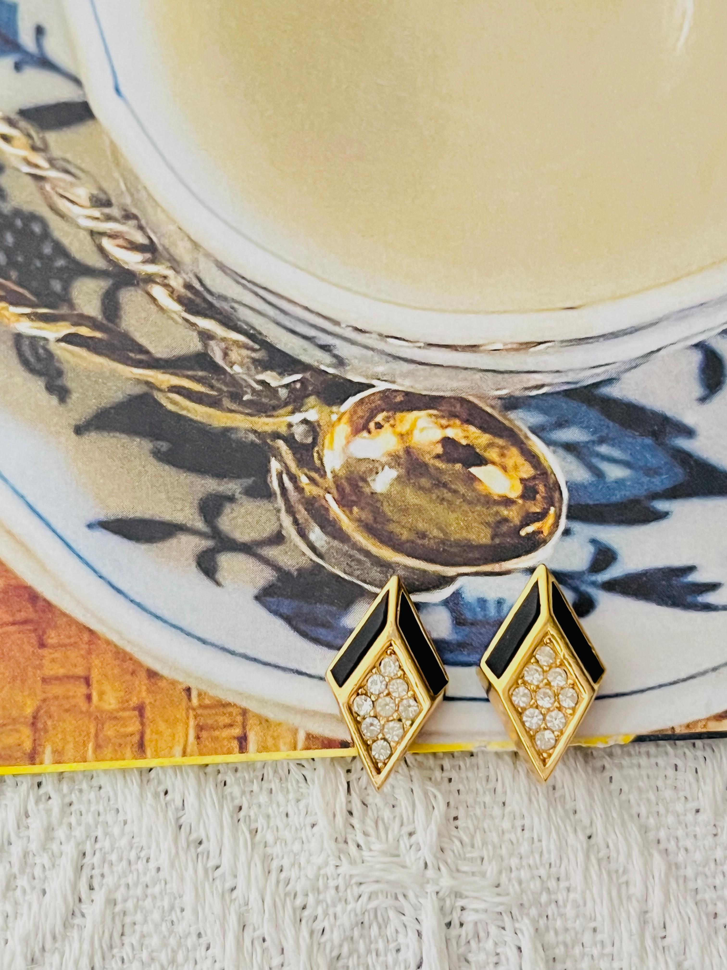 Christian Dior Vintage 1980s Black Enamel Crystals Diamond Rhombus Geometric Clip Earrings, Gold Tone

Very good condition. Not any stones lost, light scratches or colour loss, barely noticeable. 100% genuine.

A very beautiful pair of clip on