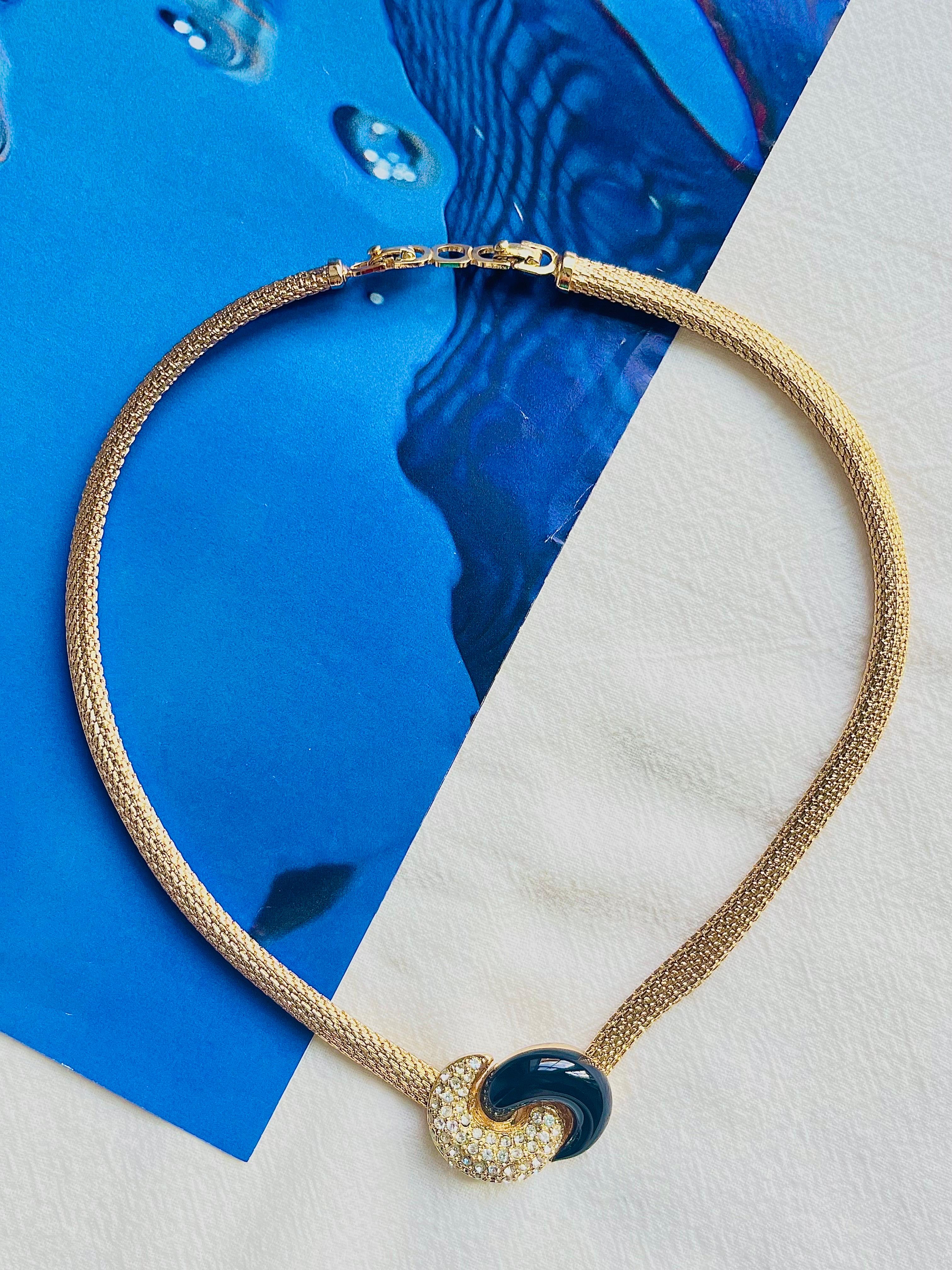 Christian Dior Vintage 1980s Black Enamel Crystals Knot Bow Pendant Mesh Neck Collier, Gold Tone

Très bon état. Légères rayures ou perte de couleur, à peine perceptibles. 100% authentique. 

Une pièce unique. Signé au dos. Rare à trouver.

Taille :